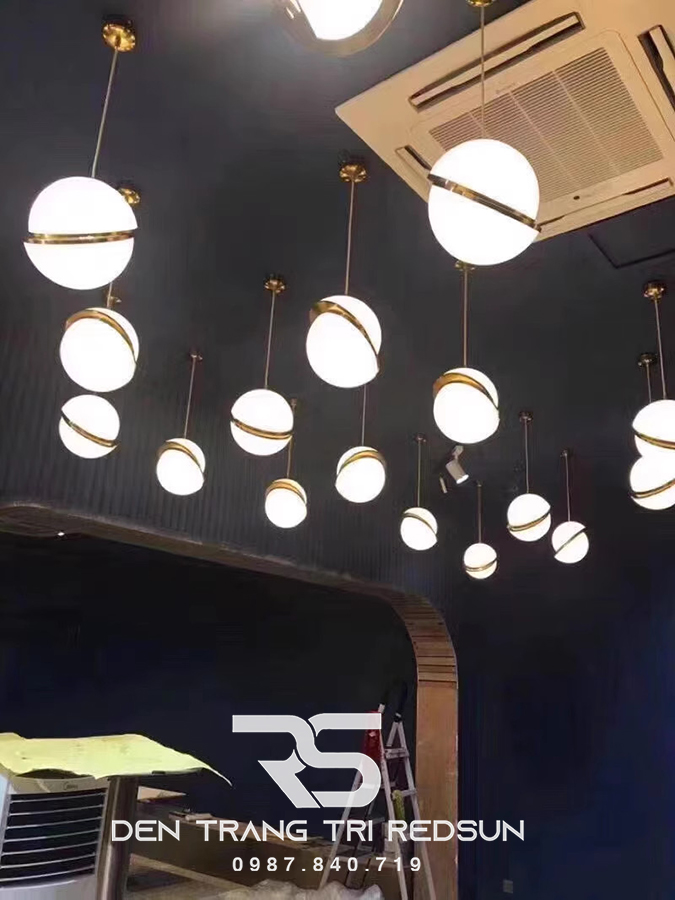 den-tha-ban-an-hien-dai-phong-cach-bac-au-choa-acrylic-cdt-l003