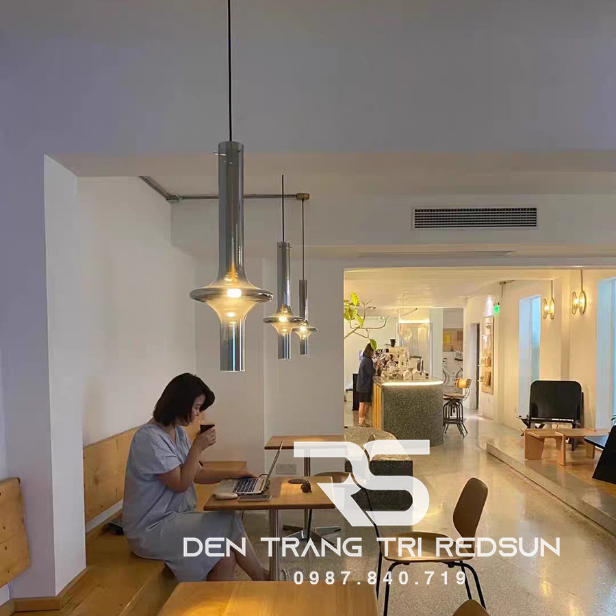 den-tha-hien-dai-phong-cach-bac-au-ong-thuy-tinh-hinh-phi-tieu-lap-phong-khach-sanh-cho-cau-thang-thong-tang-cdt-t054