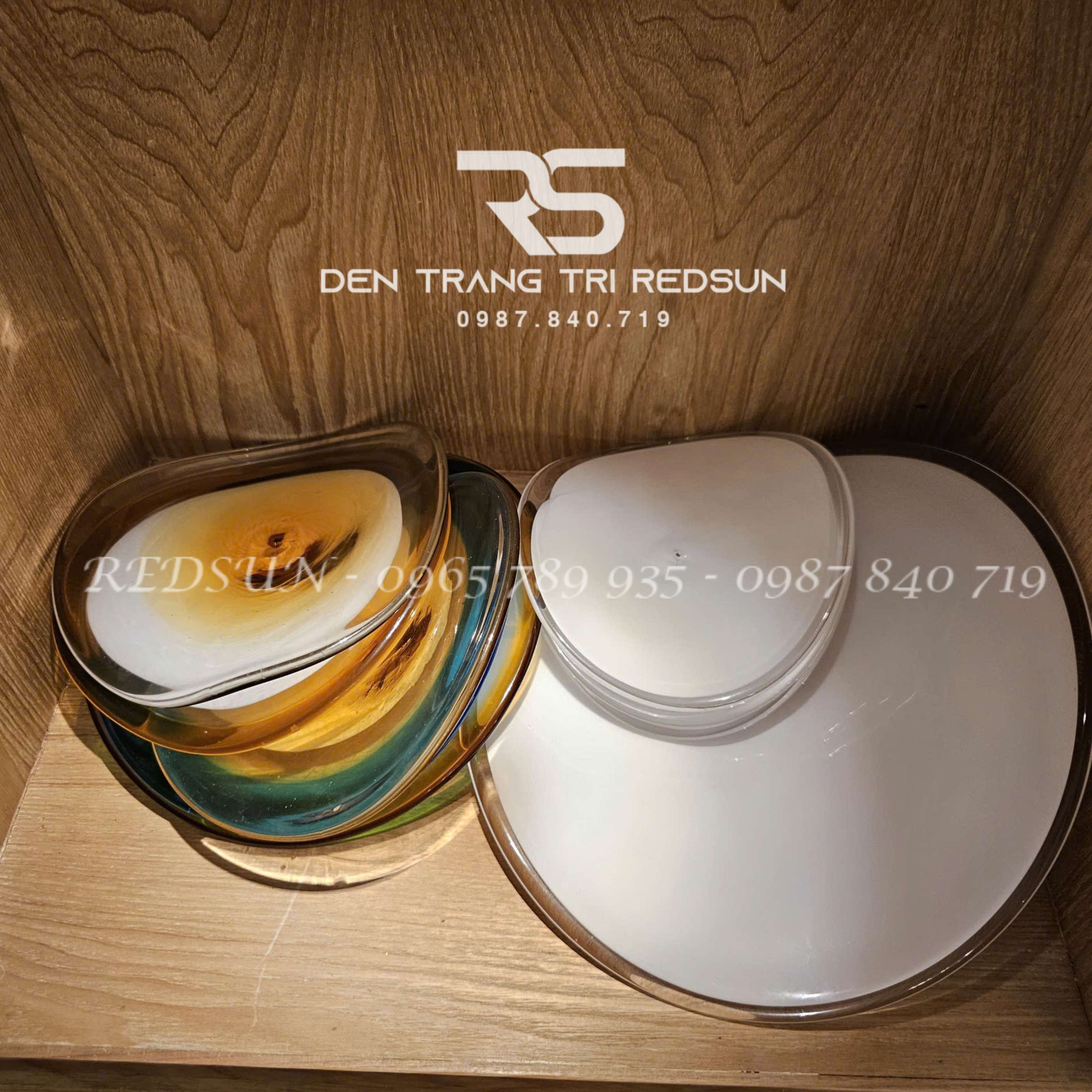 den-tha-thuy-tinh-hien-dai-hinh-la-lap-thong-tang-cau-thang-phong-khach-ban-an-htk-nk001