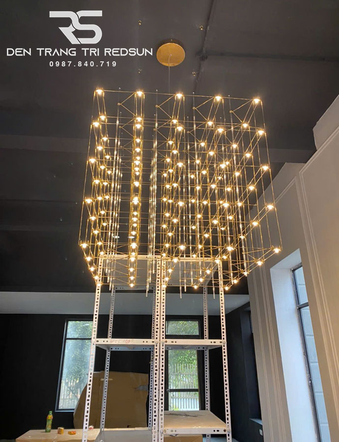 den-chum-lap-thong-tang-sanh-khach-san-phong-cach-bac-au-hien-dai-bau-troi-day-sao-dc-t086