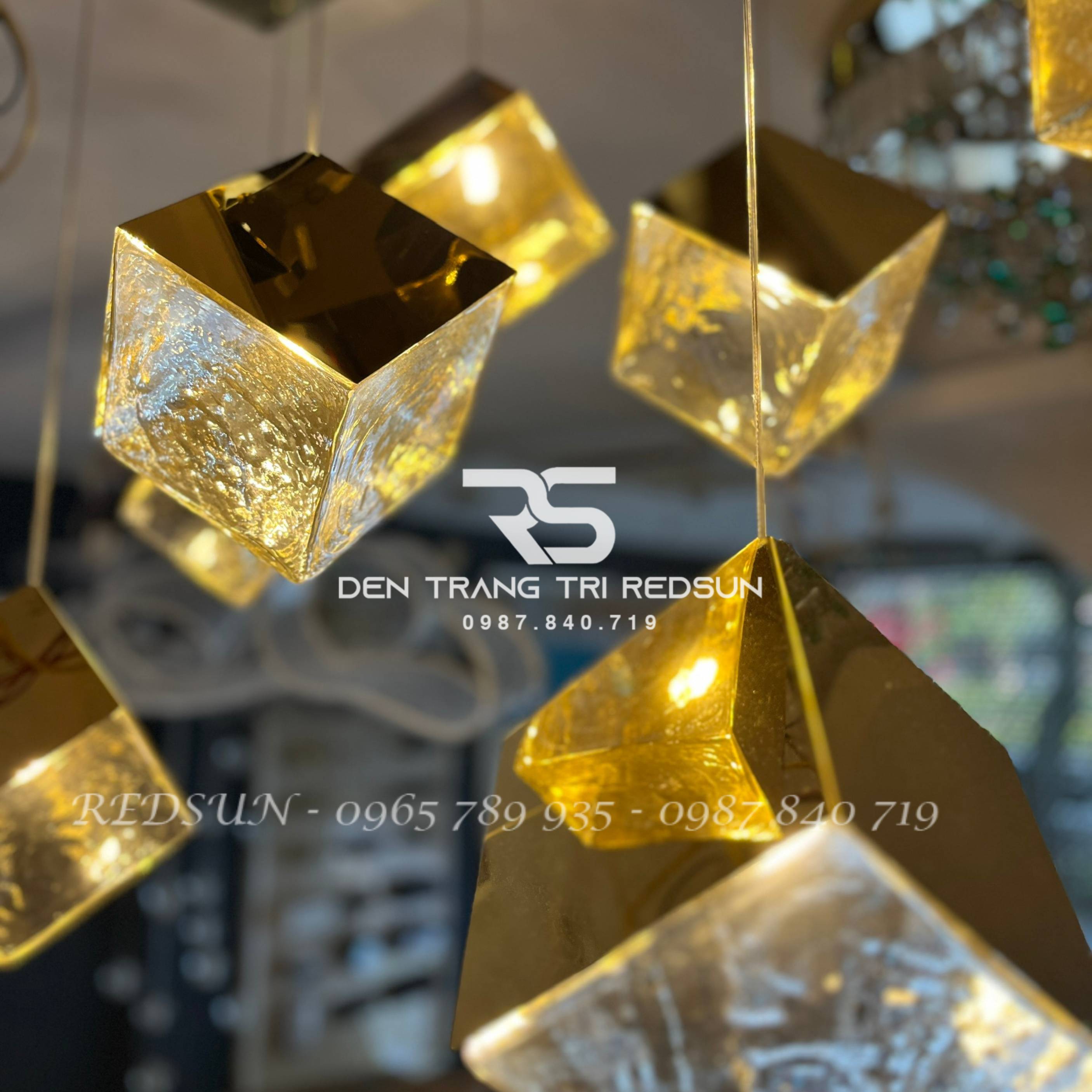 den-tha-thuy-tinh-hien-dai-hinh-khoi-vuong-lap-thong-tang-cau-thang-phong-khach-ban-an-htk-nk002