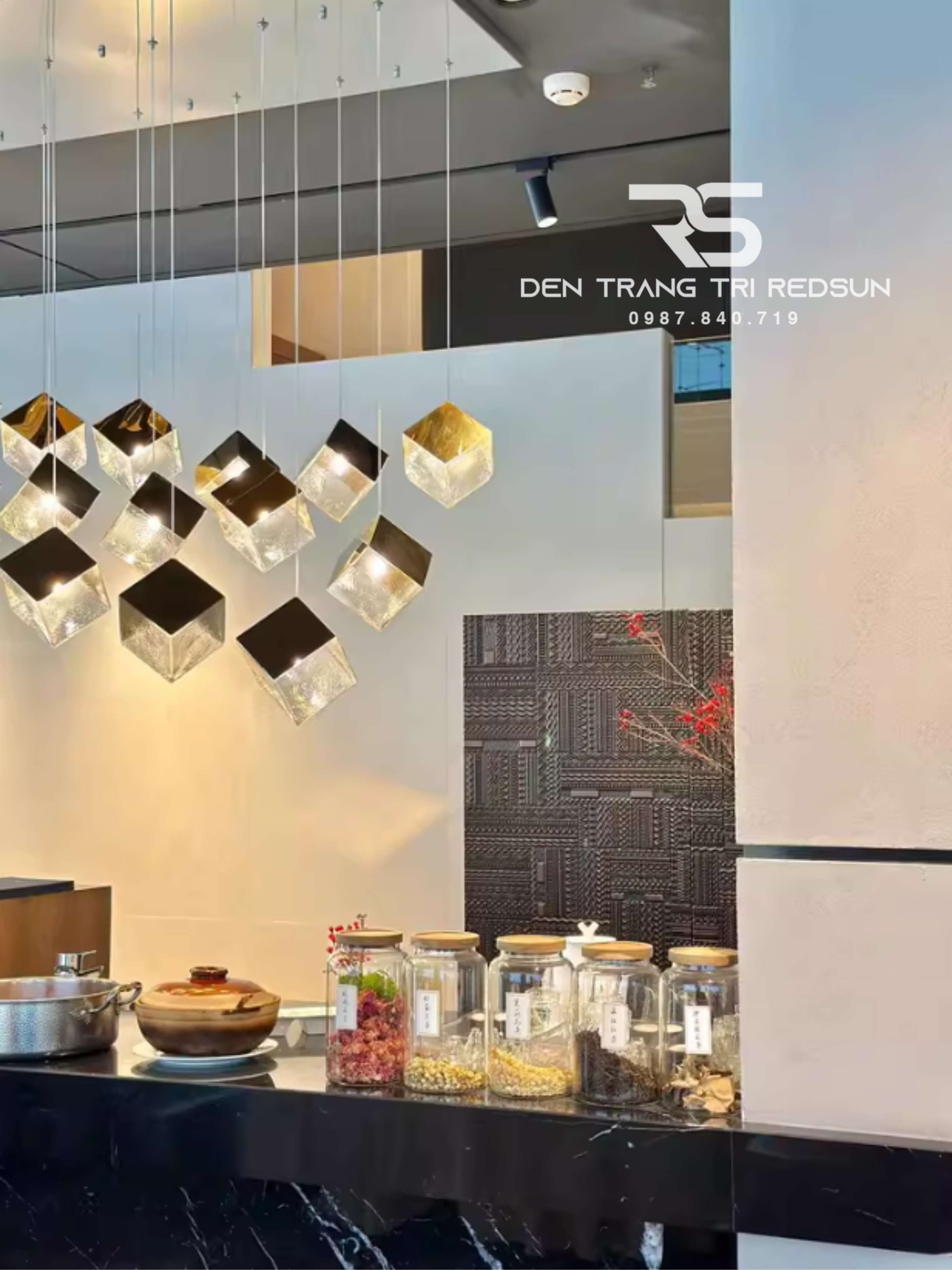 den-tha-thuy-tinh-hien-dai-hinh-khoi-vuong-lap-thong-tang-cau-thang-phong-khach-ban-an-htk-nk002