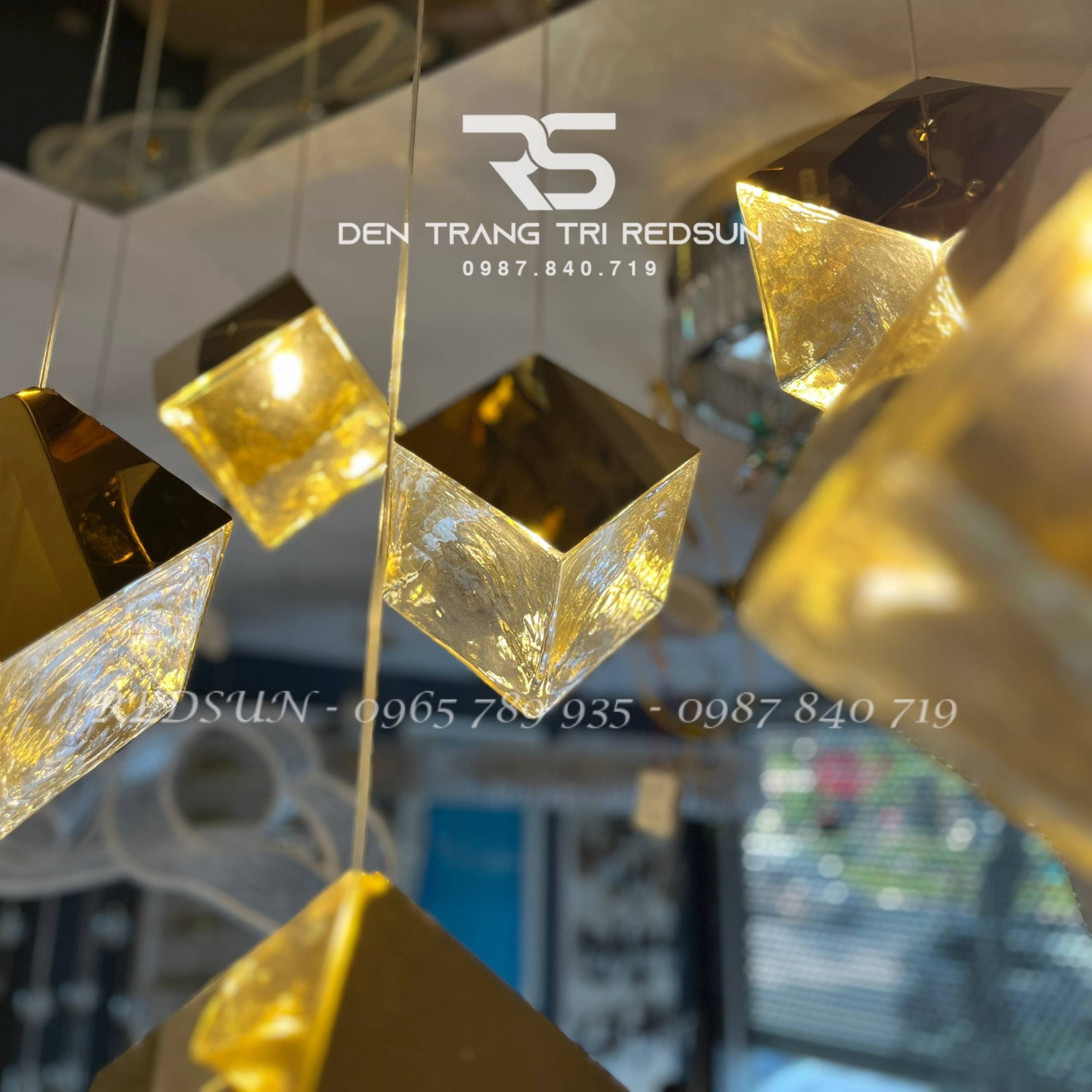 den-tha-thuy-tinh-hien-dai-hinh-khoi-vuong-lap-thong-tang-cau-thang-phong-khach-ban-an-htk-nk002