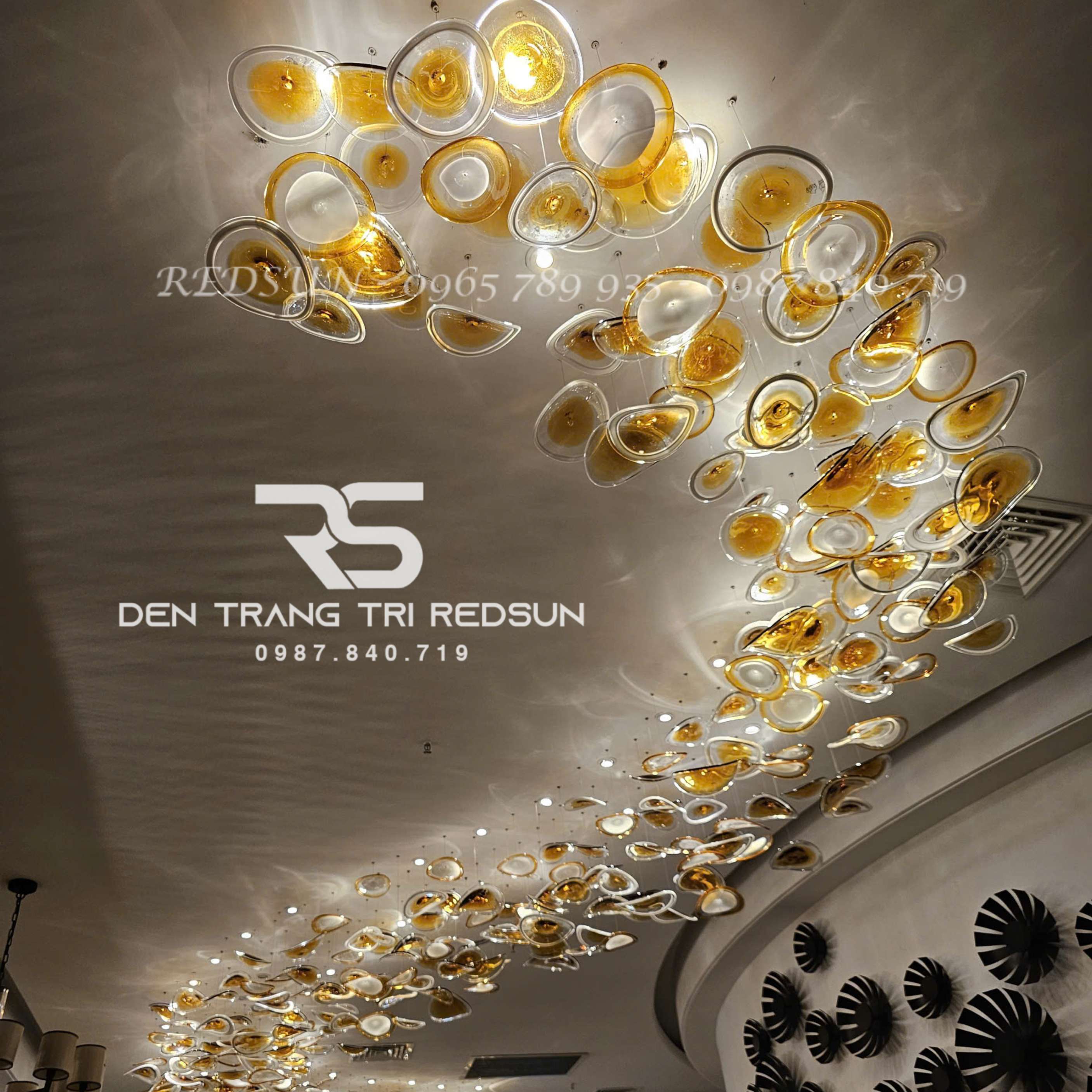 den-tha-thuy-tinh-hien-dai-hinh-la-lap-thong-tang-cau-thang-phong-khach-ban-an-htk-nk001