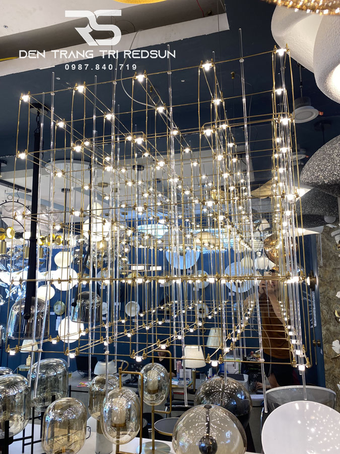 den-chum-lap-thong-tang-sanh-khach-san-phong-cach-bac-au-hien-dai-bau-troi-day-sao-dc-t086