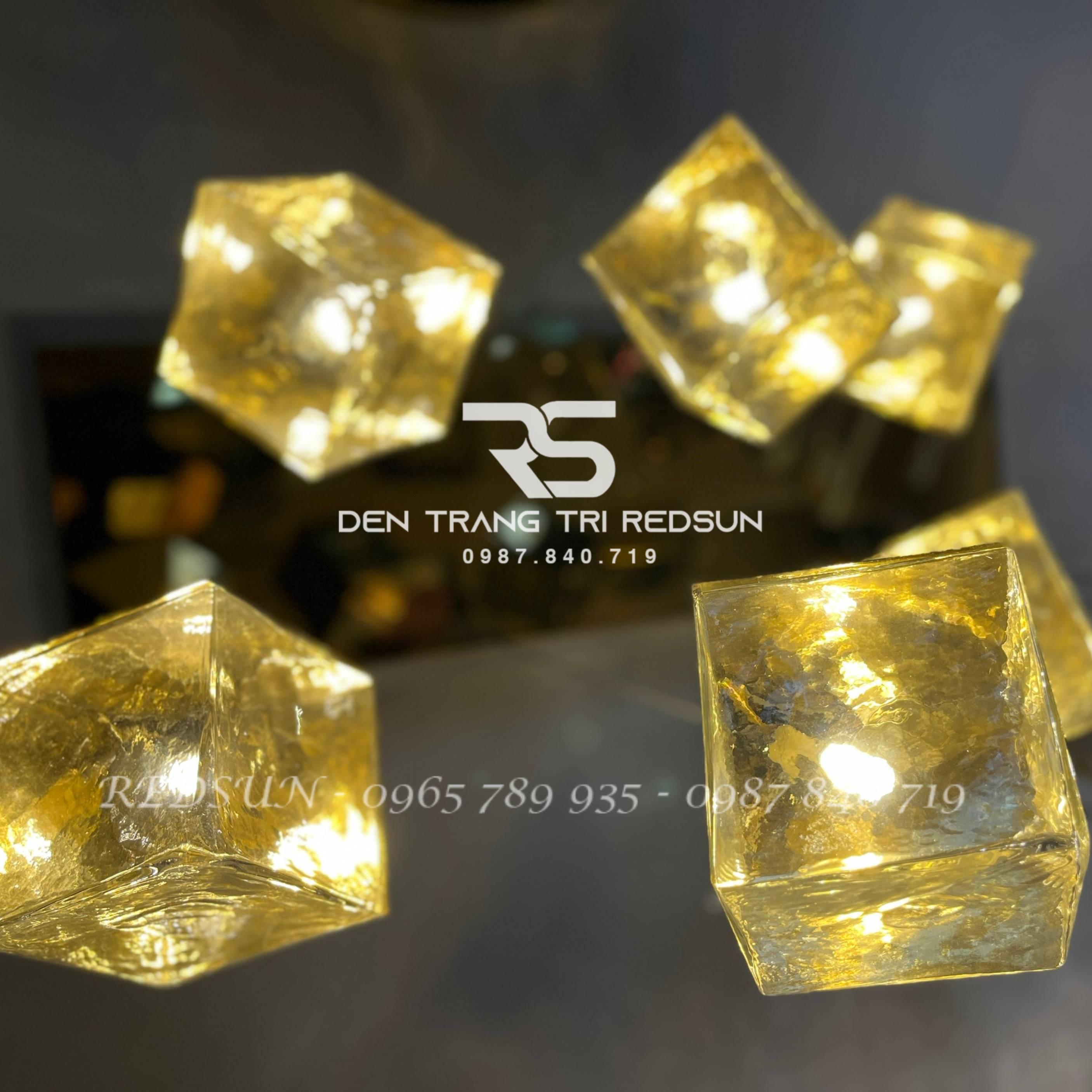 den-tha-thuy-tinh-hien-dai-hinh-khoi-vuong-lap-thong-tang-cau-thang-phong-khach-ban-an-htk-nk002