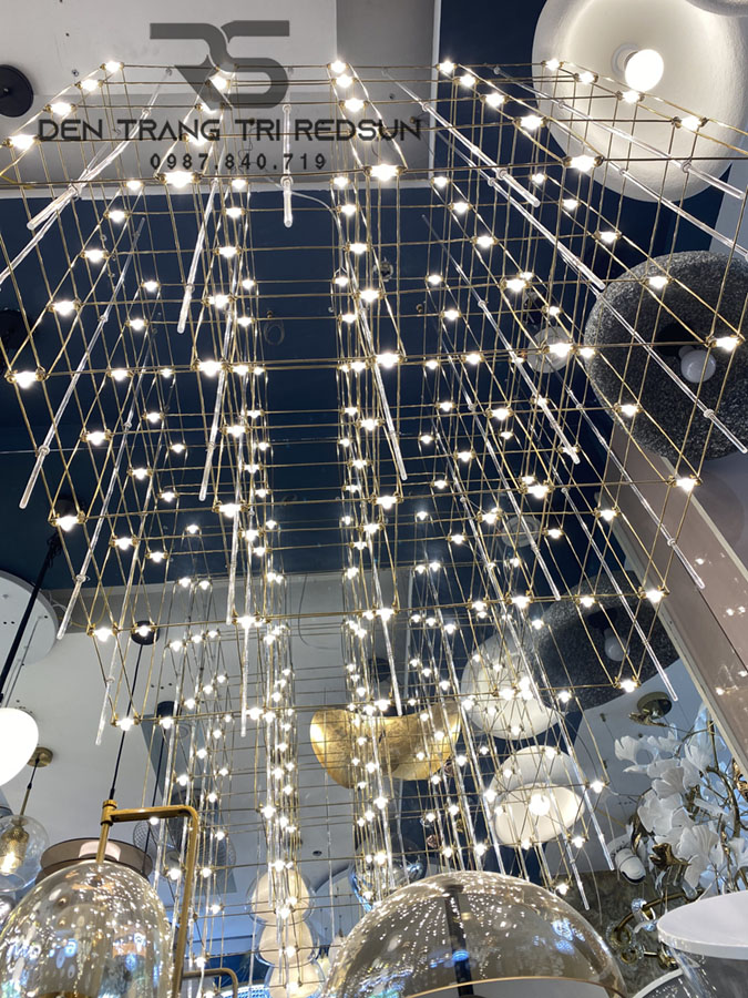 den-chum-lap-thong-tang-sanh-khach-san-phong-cach-bac-au-hien-dai-bau-troi-day-sao-dc-t086