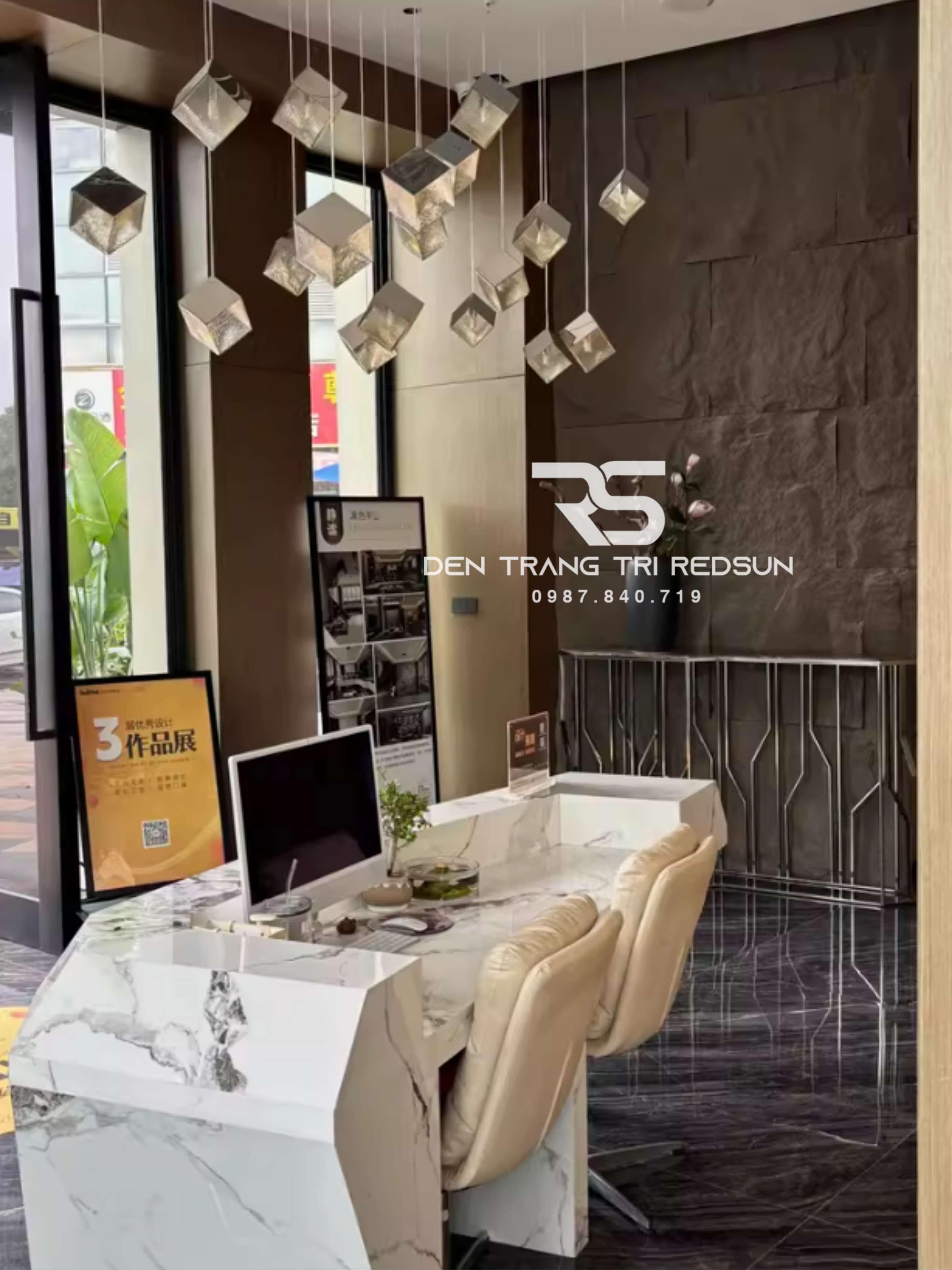 den-tha-thuy-tinh-hien-dai-hinh-khoi-vuong-lap-thong-tang-cau-thang-phong-khach-ban-an-htk-nk002