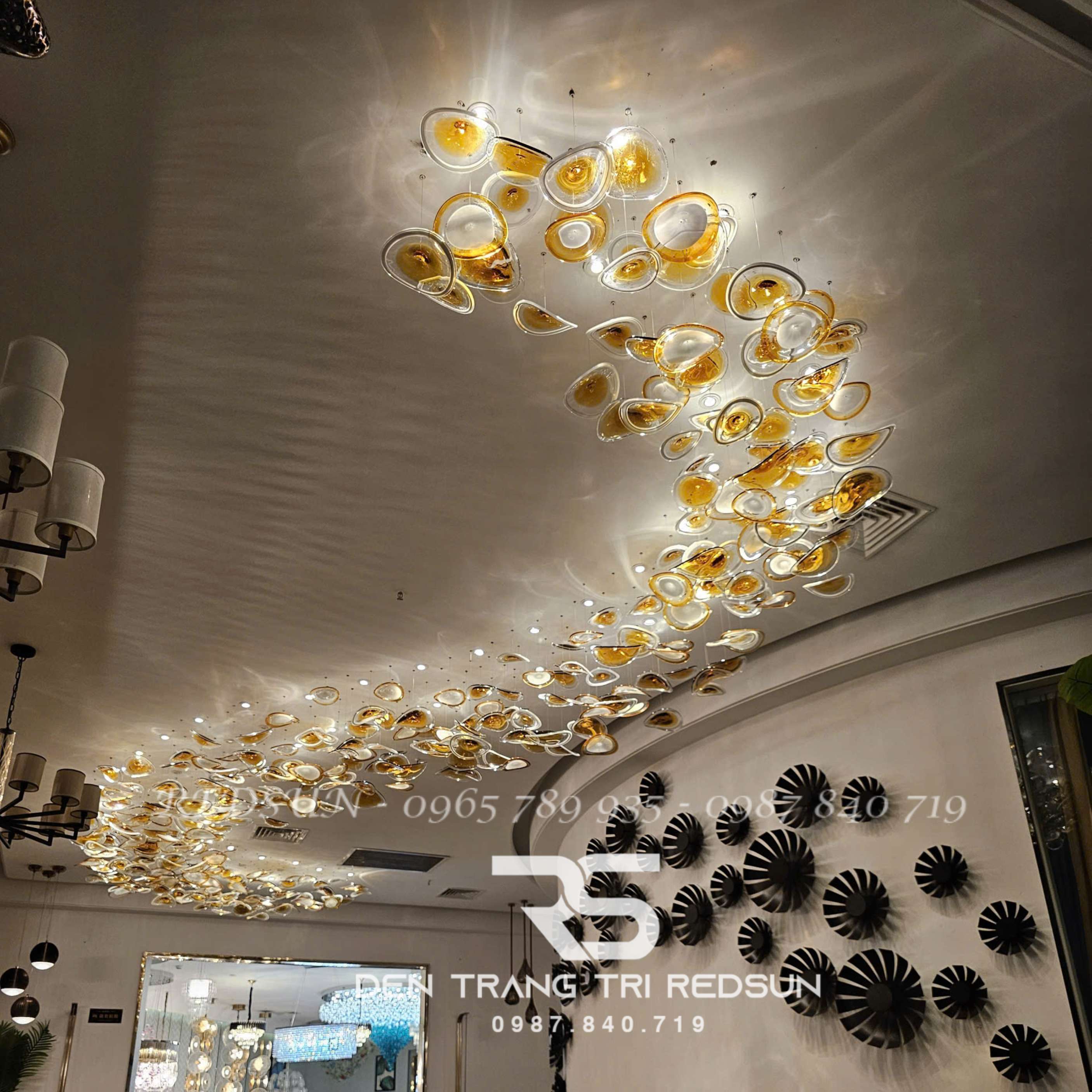 den-tha-thuy-tinh-hien-dai-hinh-la-lap-thong-tang-cau-thang-phong-khach-ban-an-htk-nk001