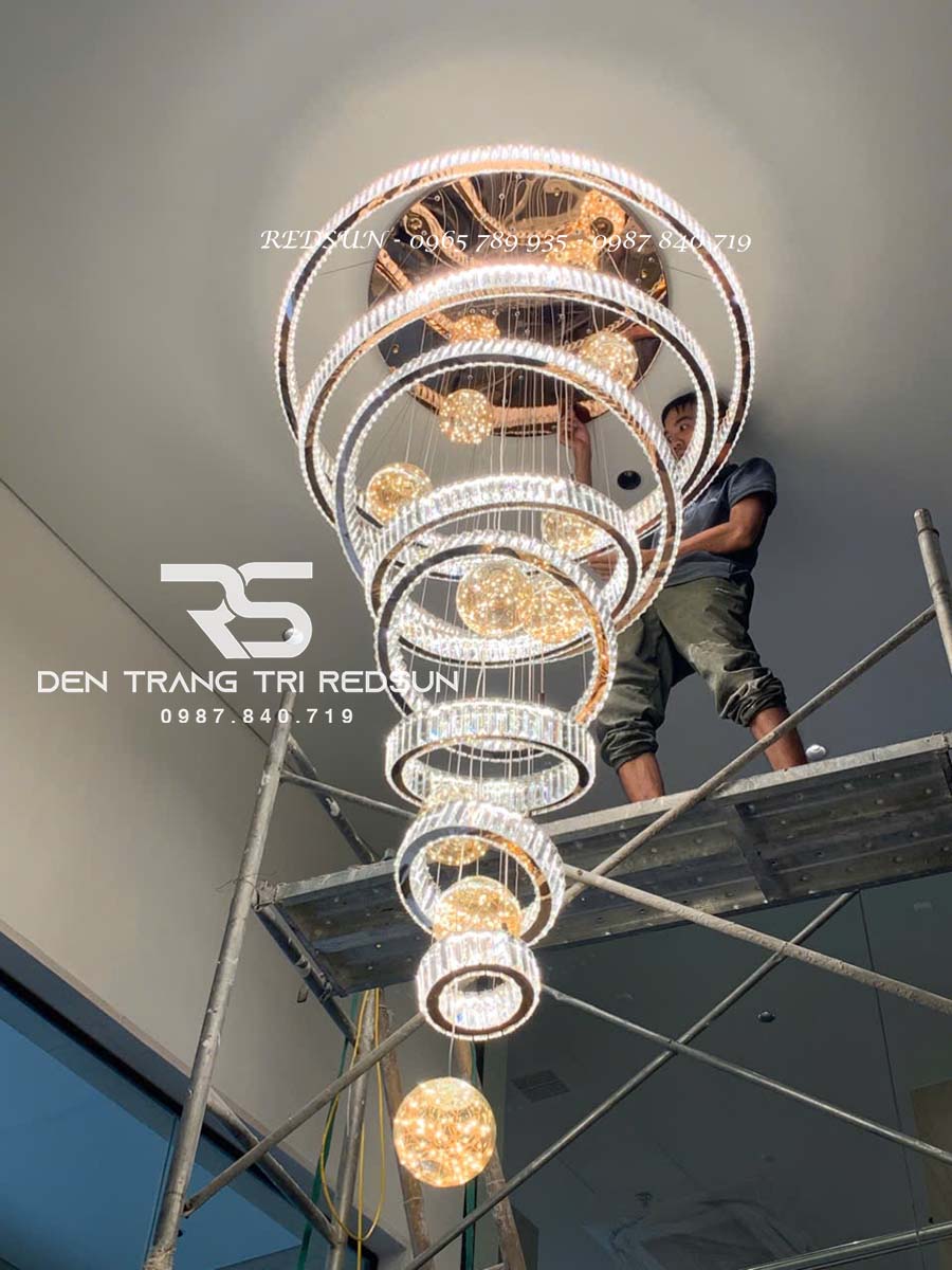 den-chum-pha-le-lap-thong-tang-sanh-khach-san-phong-khach-cau-thang-hien-dai-tpl131