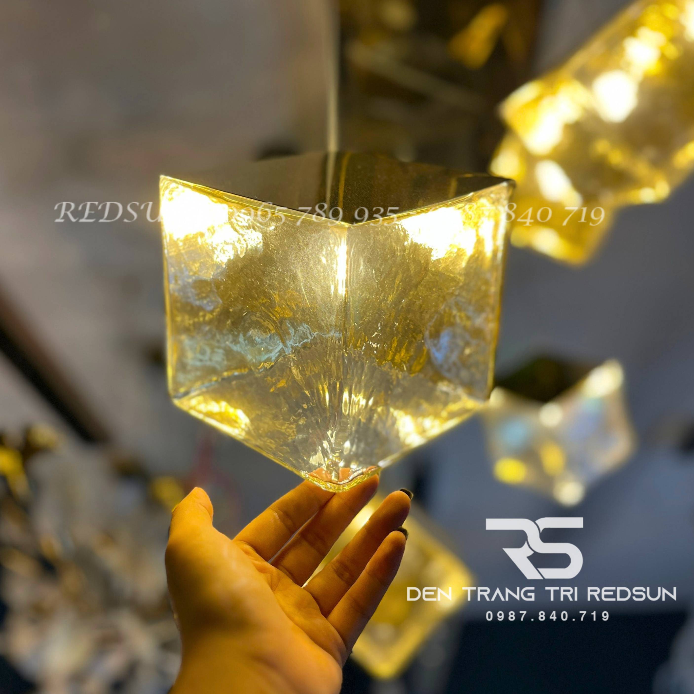 den-tha-thuy-tinh-hien-dai-hinh-khoi-vuong-lap-thong-tang-cau-thang-phong-khach-ban-an-htk-nk002