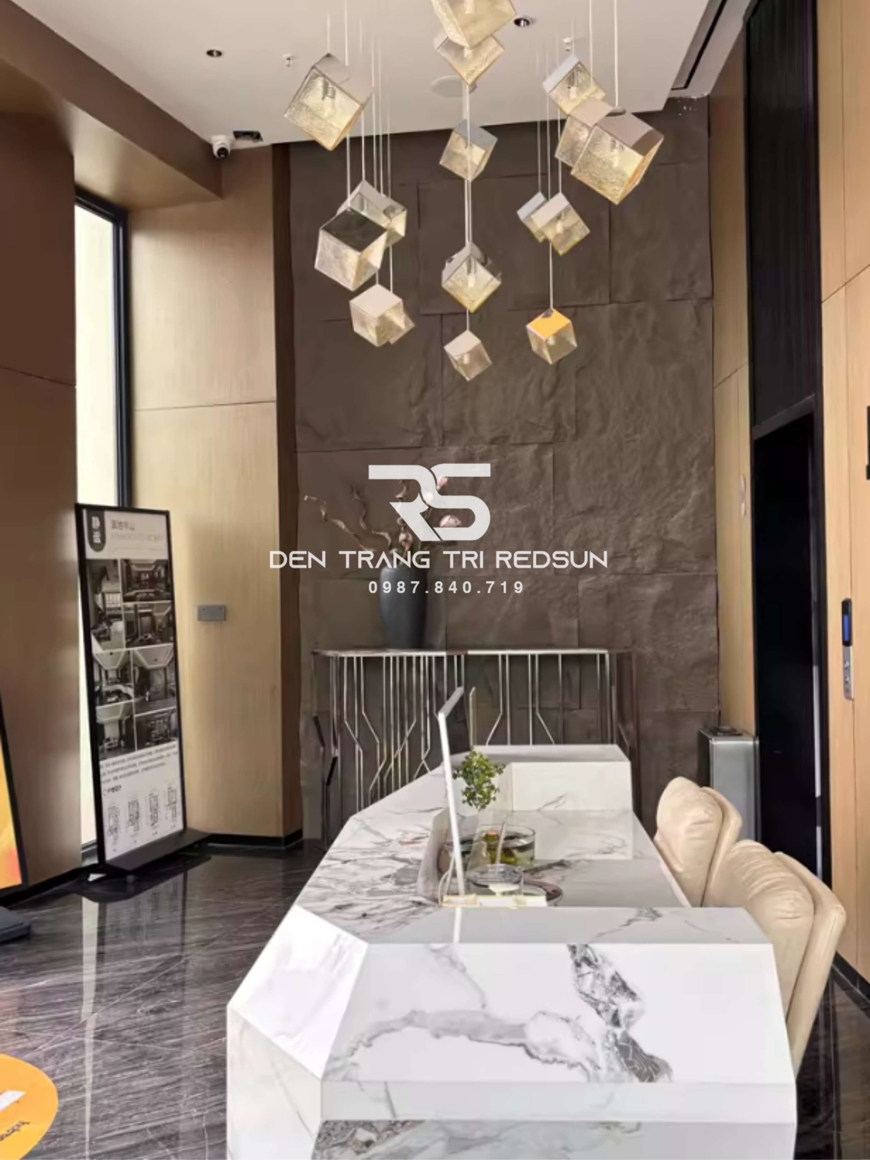 den-tha-thuy-tinh-hien-dai-hinh-khoi-vuong-lap-thong-tang-cau-thang-phong-khach-ban-an-htk-nk002