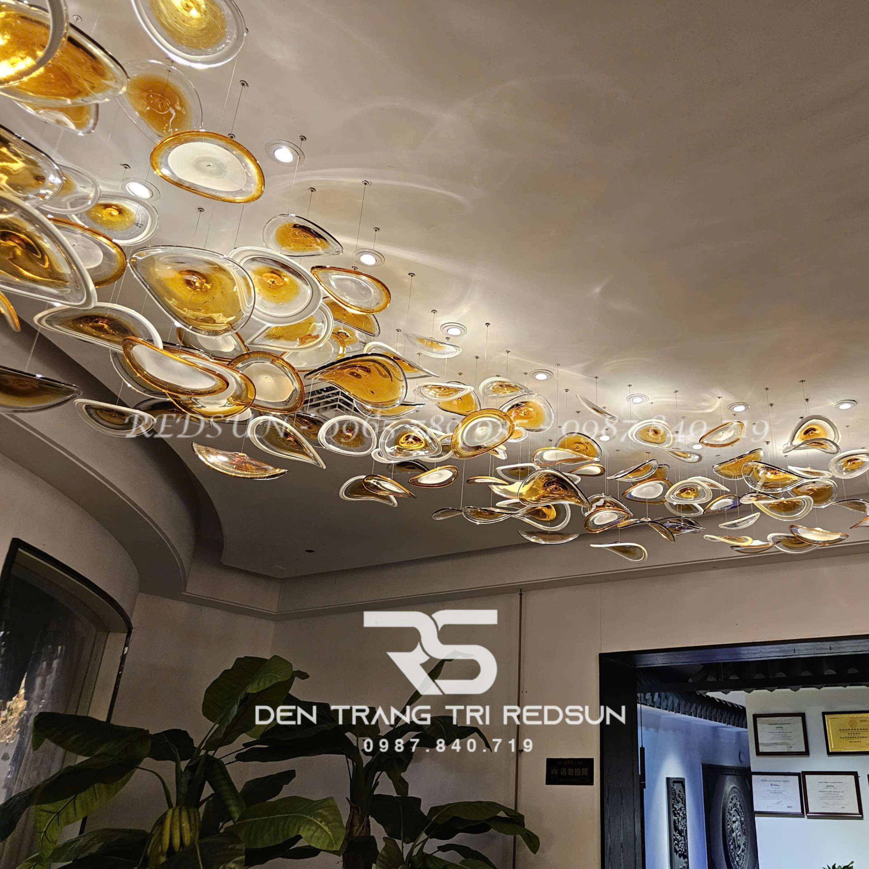 den-tha-thuy-tinh-hien-dai-hinh-la-lap-thong-tang-cau-thang-phong-khach-ban-an-htk-nk001