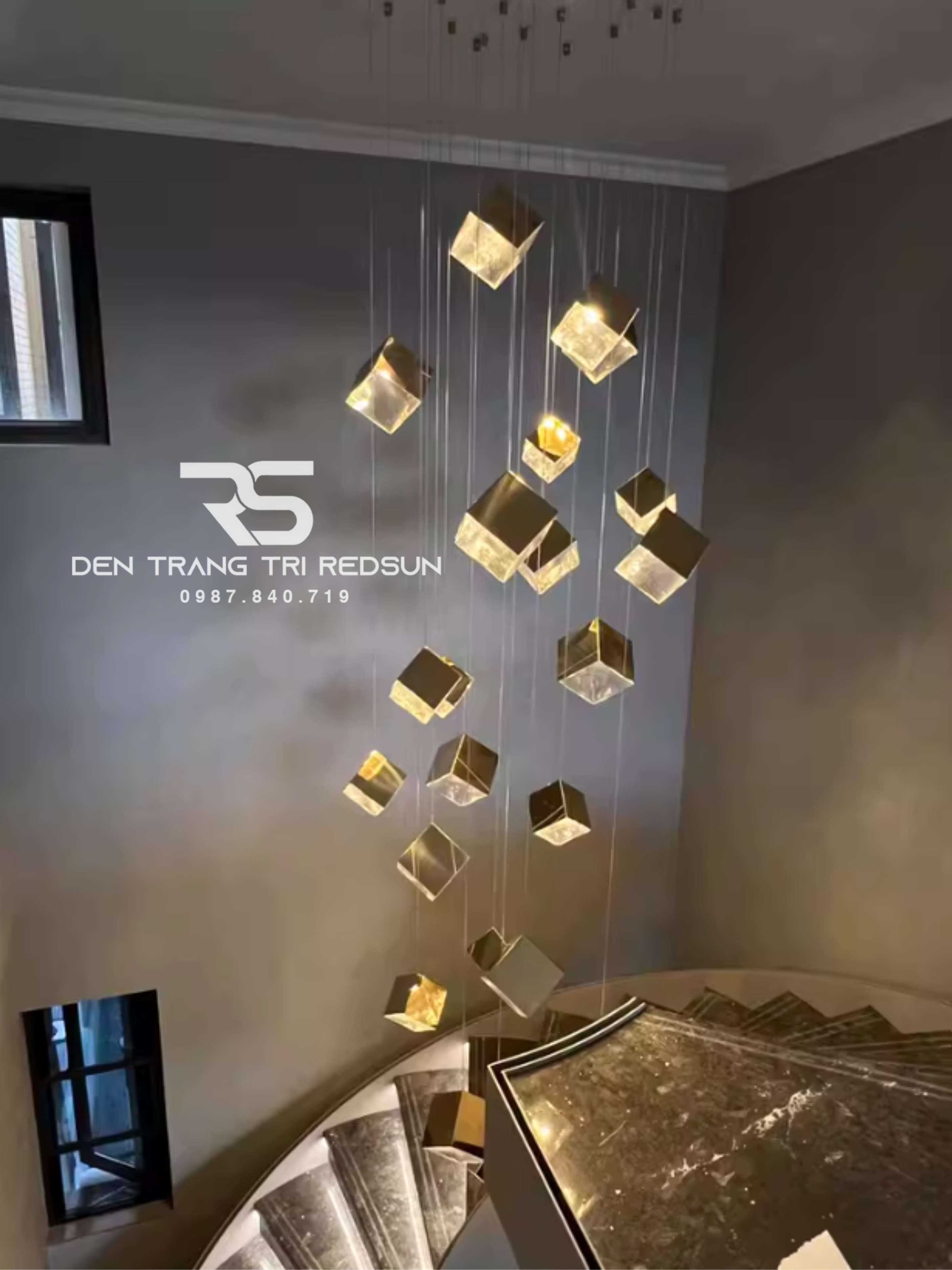 den-tha-thuy-tinh-hien-dai-hinh-khoi-vuong-lap-thong-tang-cau-thang-phong-khach-ban-an-htk-nk002