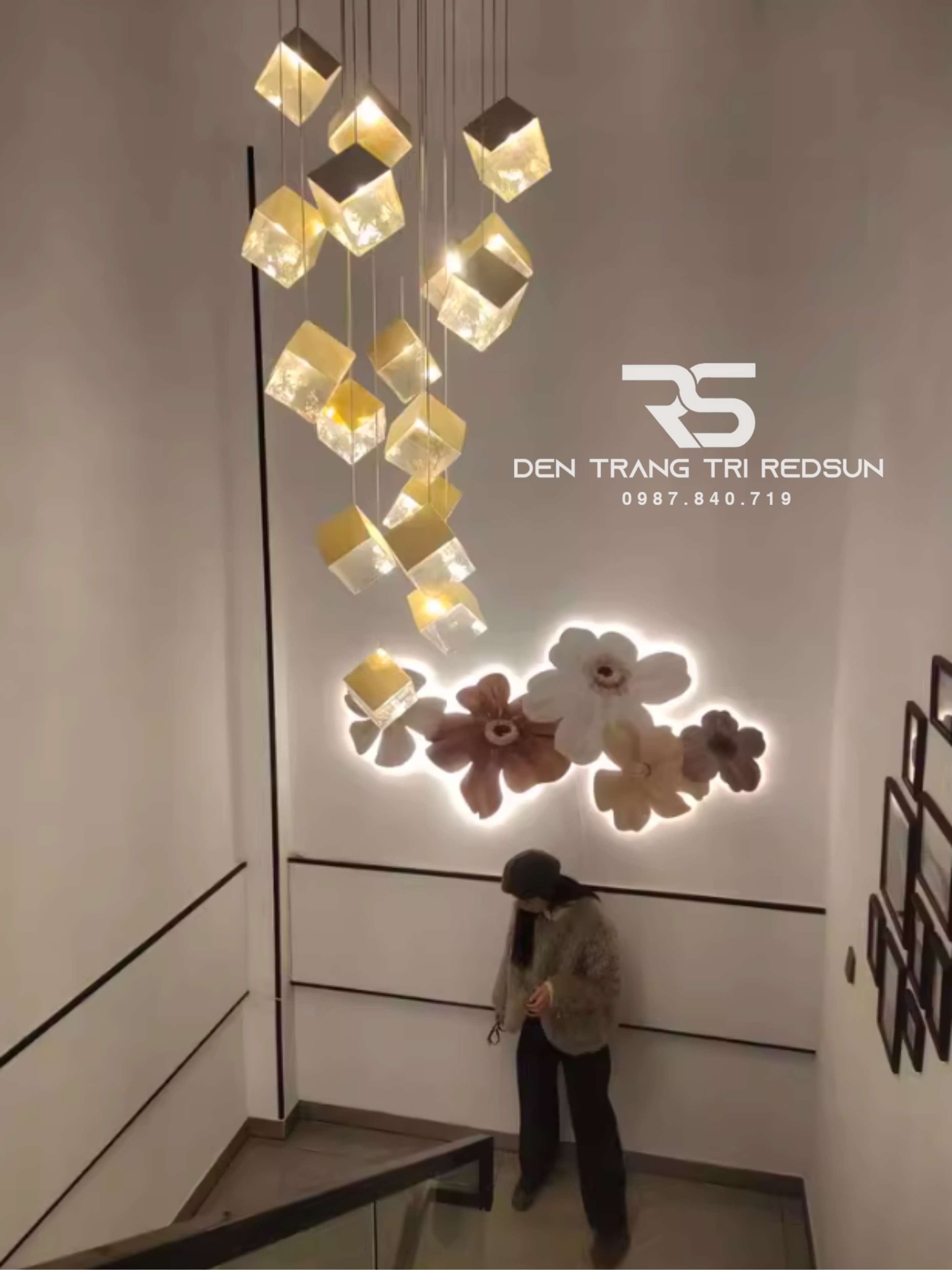 den-tha-thuy-tinh-hien-dai-hinh-khoi-vuong-lap-thong-tang-cau-thang-phong-khach-ban-an-htk-nk002