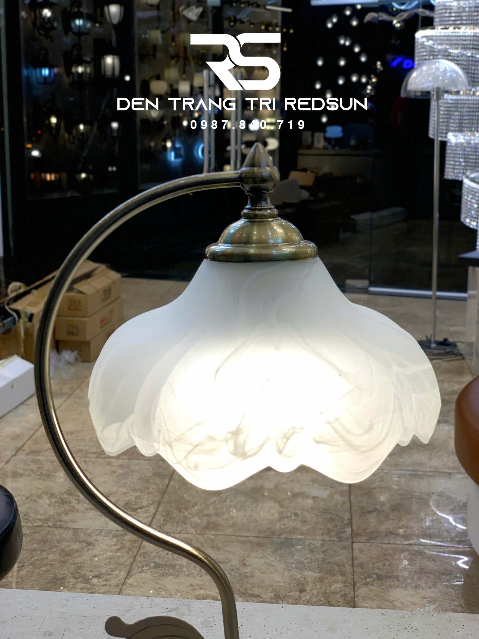den-ban-phong-cach-vintage-chau-au-db2104