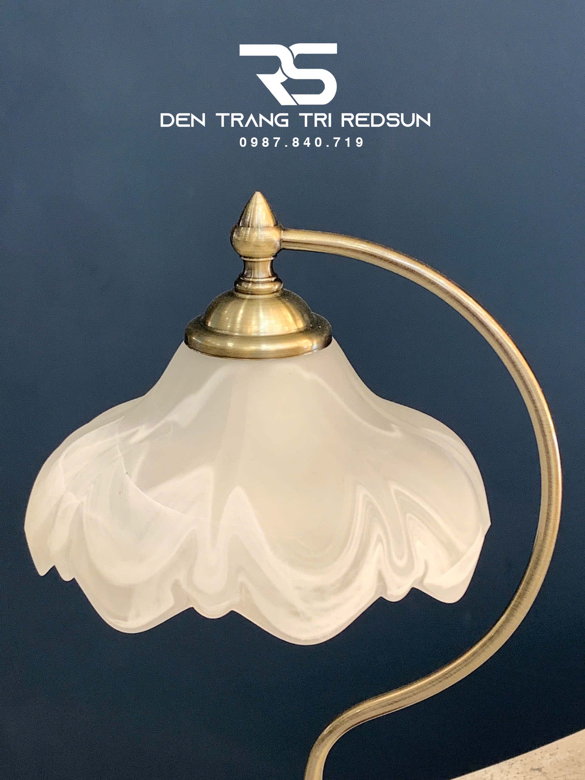 den-ban-phong-cach-vintage-chau-au-db2104