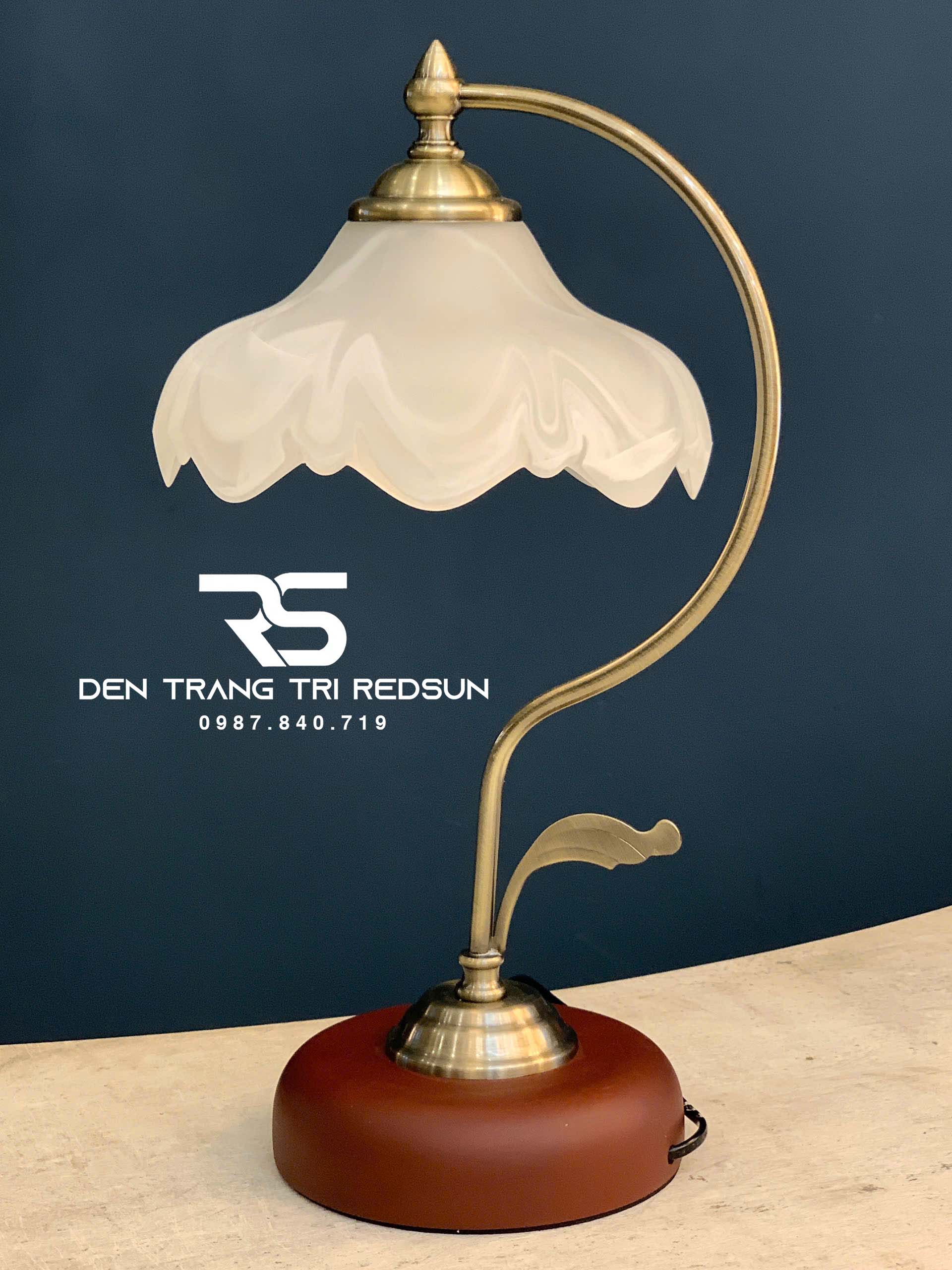 den-ban-phong-cach-vintage-chau-au-db2104