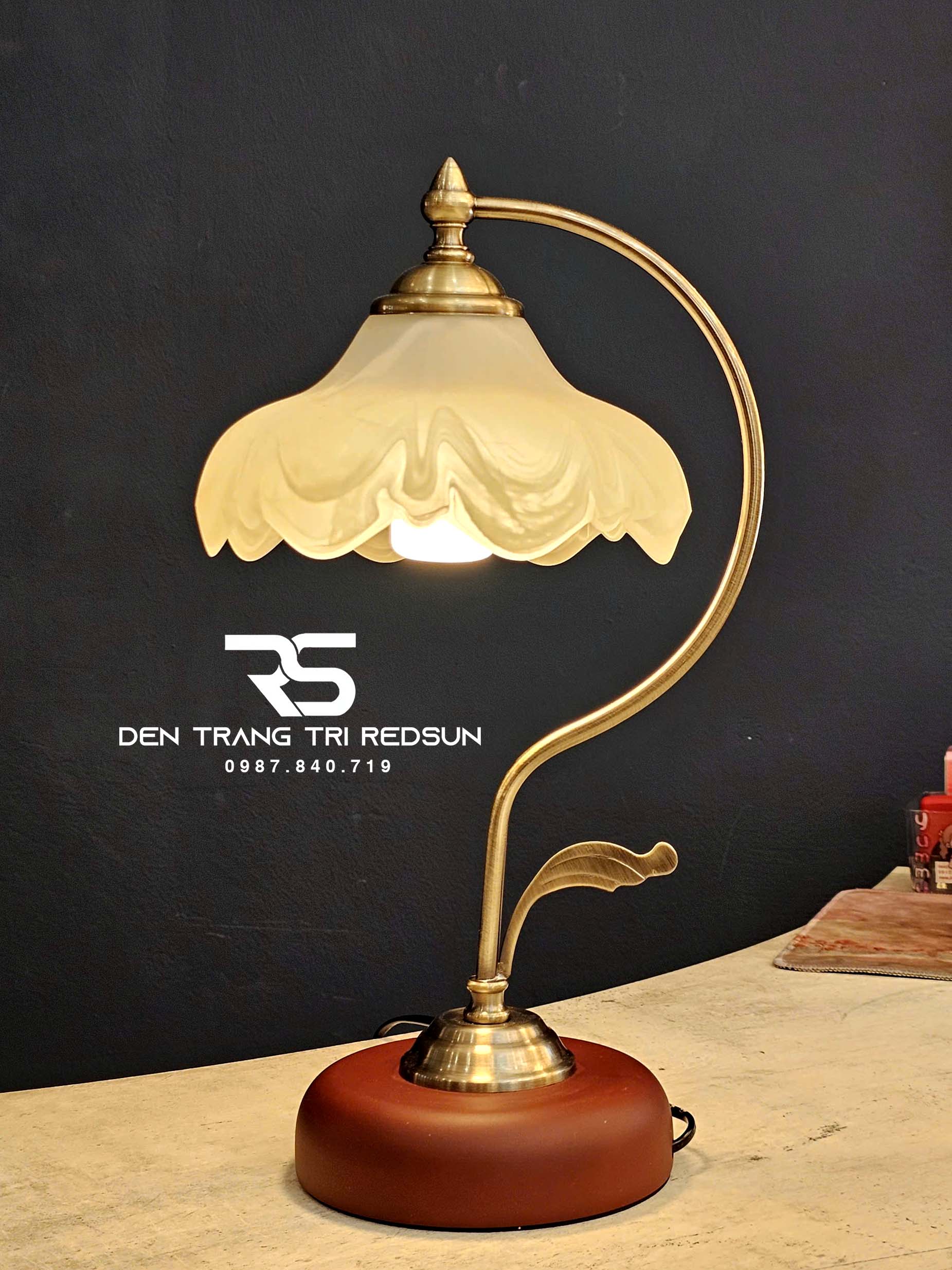 den-ban-phong-cach-vintage-chau-au-db2104