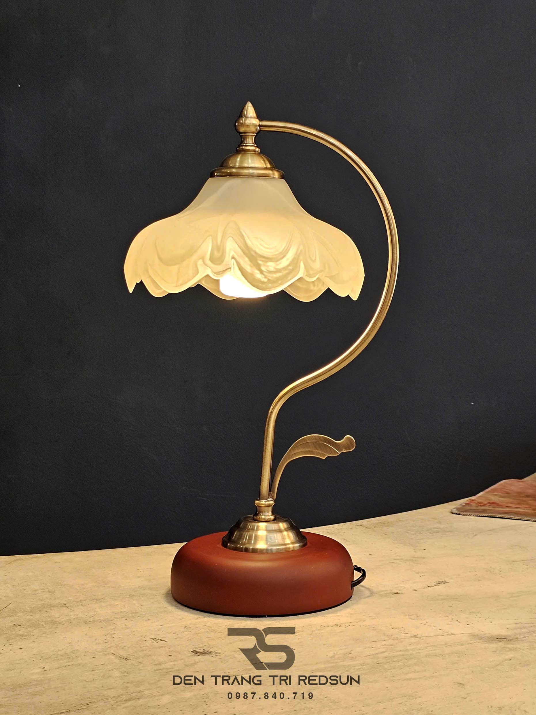 den-ban-phong-cach-vintage-chau-au-db2104