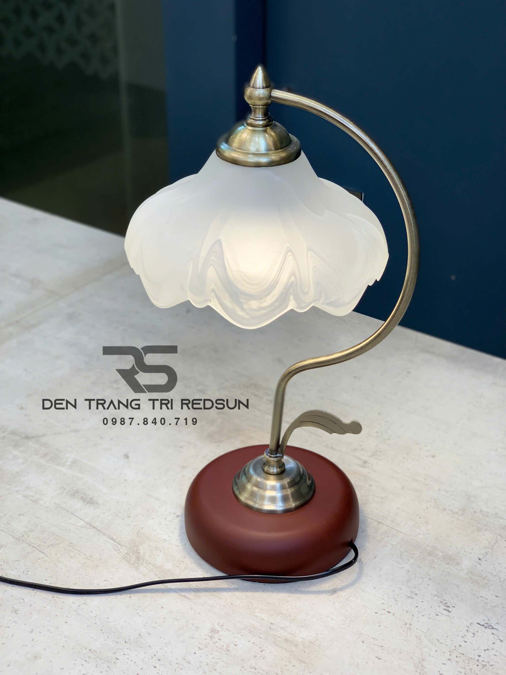 den-ban-phong-cach-vintage-chau-au-db2104