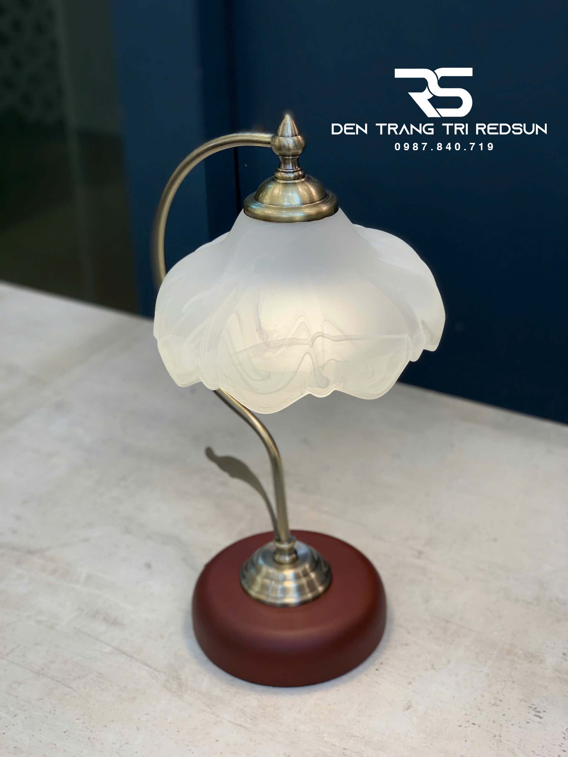 den-ban-phong-cach-vintage-chau-au-db2104