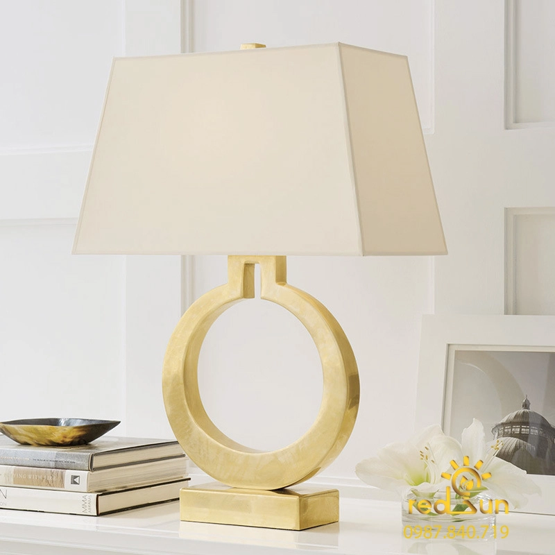 Mẫu đèn DB2068 với thiết kế thân hợp kim sơn tĩnh điện, chao vải