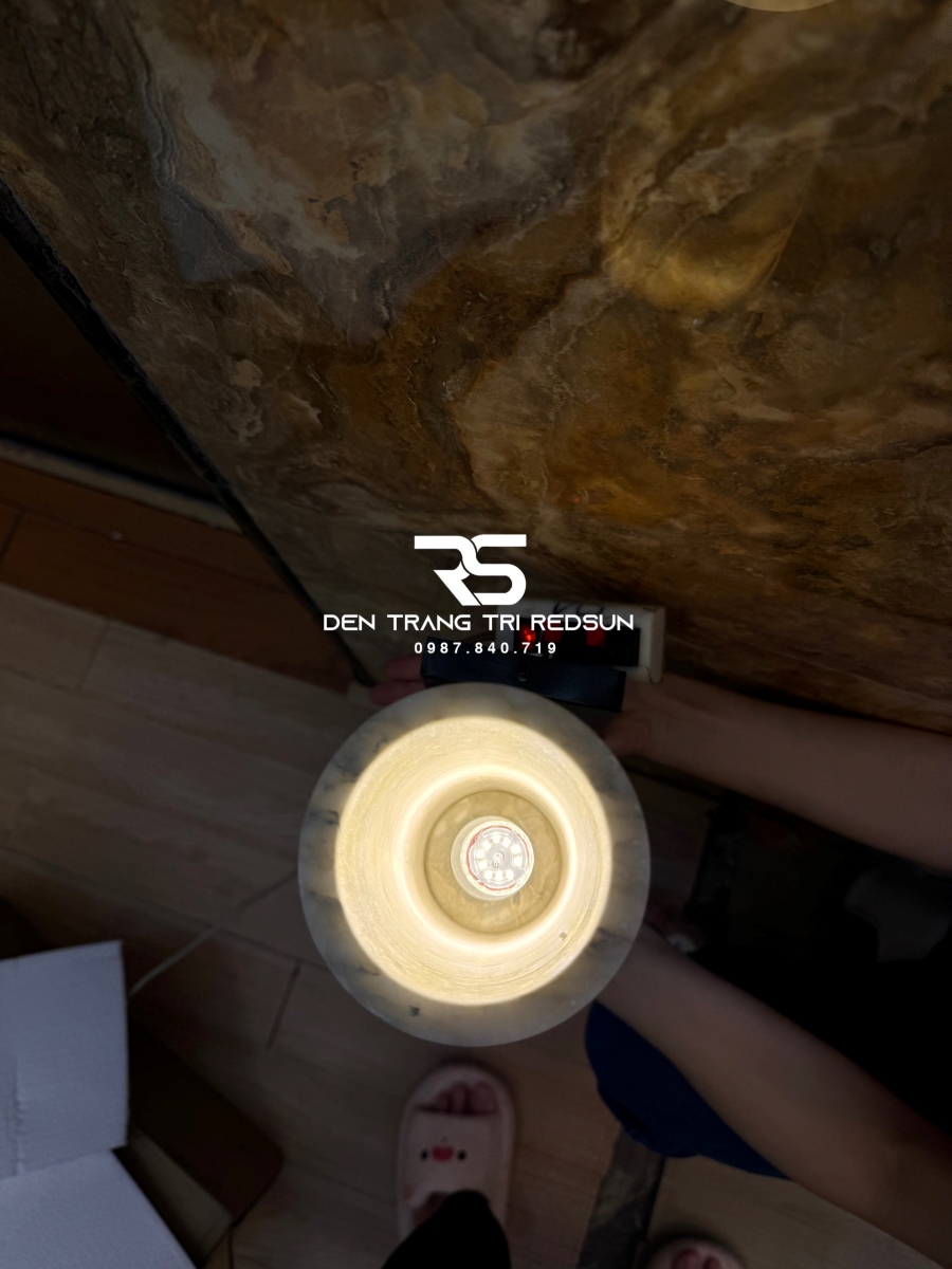 den-tuong-da-cam-thach-hien-dai-trang-tri-phong-khach-phong-ngu-cau-thang-phong-cach-bac-au-dt-130