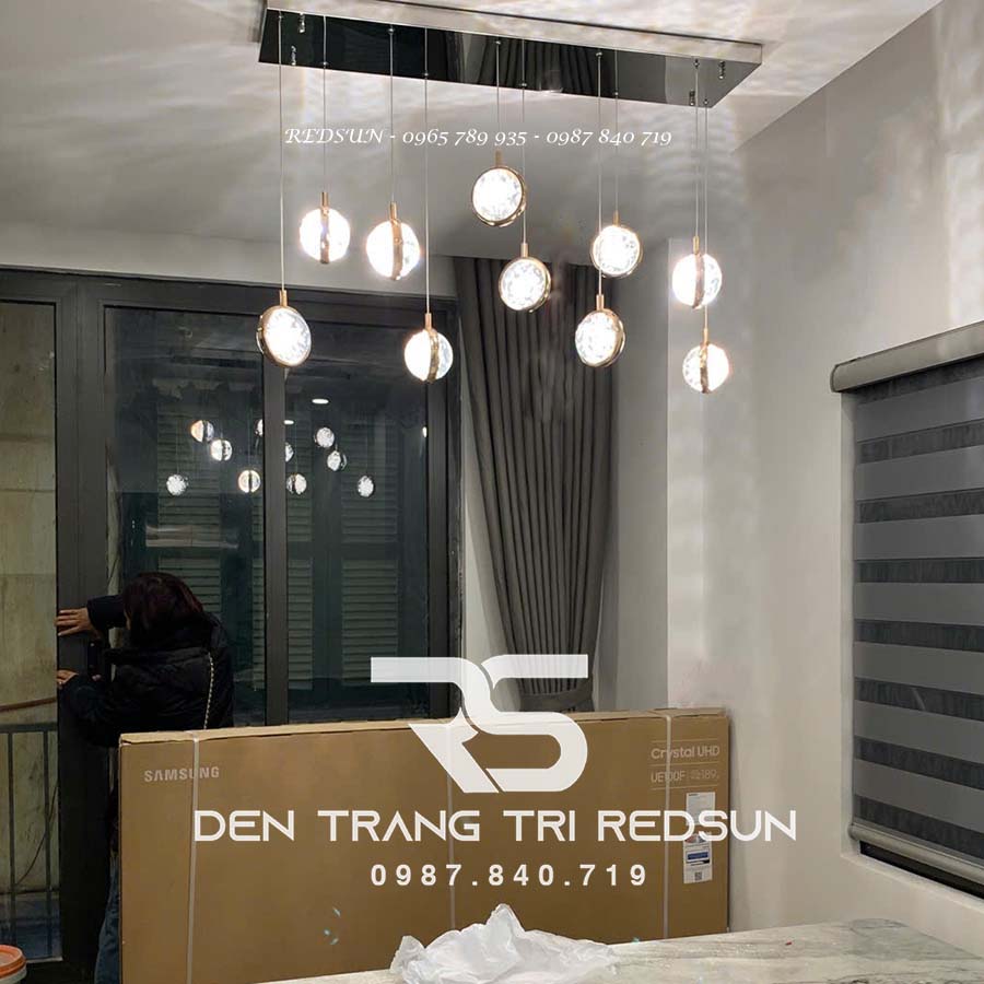 den-tha-tran-hien-dai-lap-thong-tang-cau-thang-phong-khach-ban-an-chat-lieu-pha-le-htk029