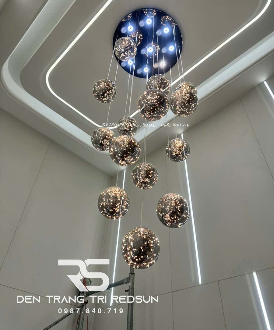 den-tha-tran-lap-phong-khach-thong-tang-cau-thang-hien-dai-chat-lieu-thuy-tinh-htk-078