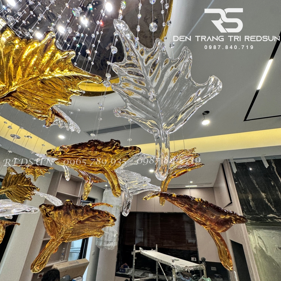 den-tha-hien-dai-lap-phong-khach-sanh-cho-cau-thang-thong-tang-la-phong-chat-lieu-thuy-tinh-htk053