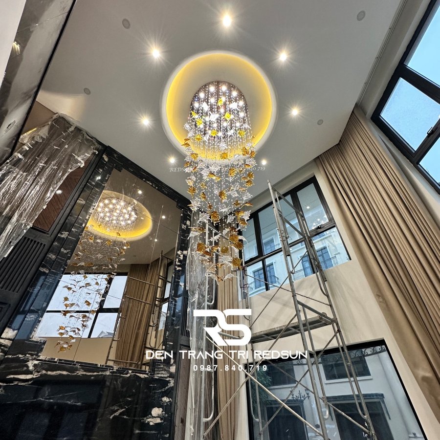 den-tha-hien-dai-lap-phong-khach-sanh-cho-cau-thang-thong-tang-la-phong-chat-lieu-thuy-tinh-htk053