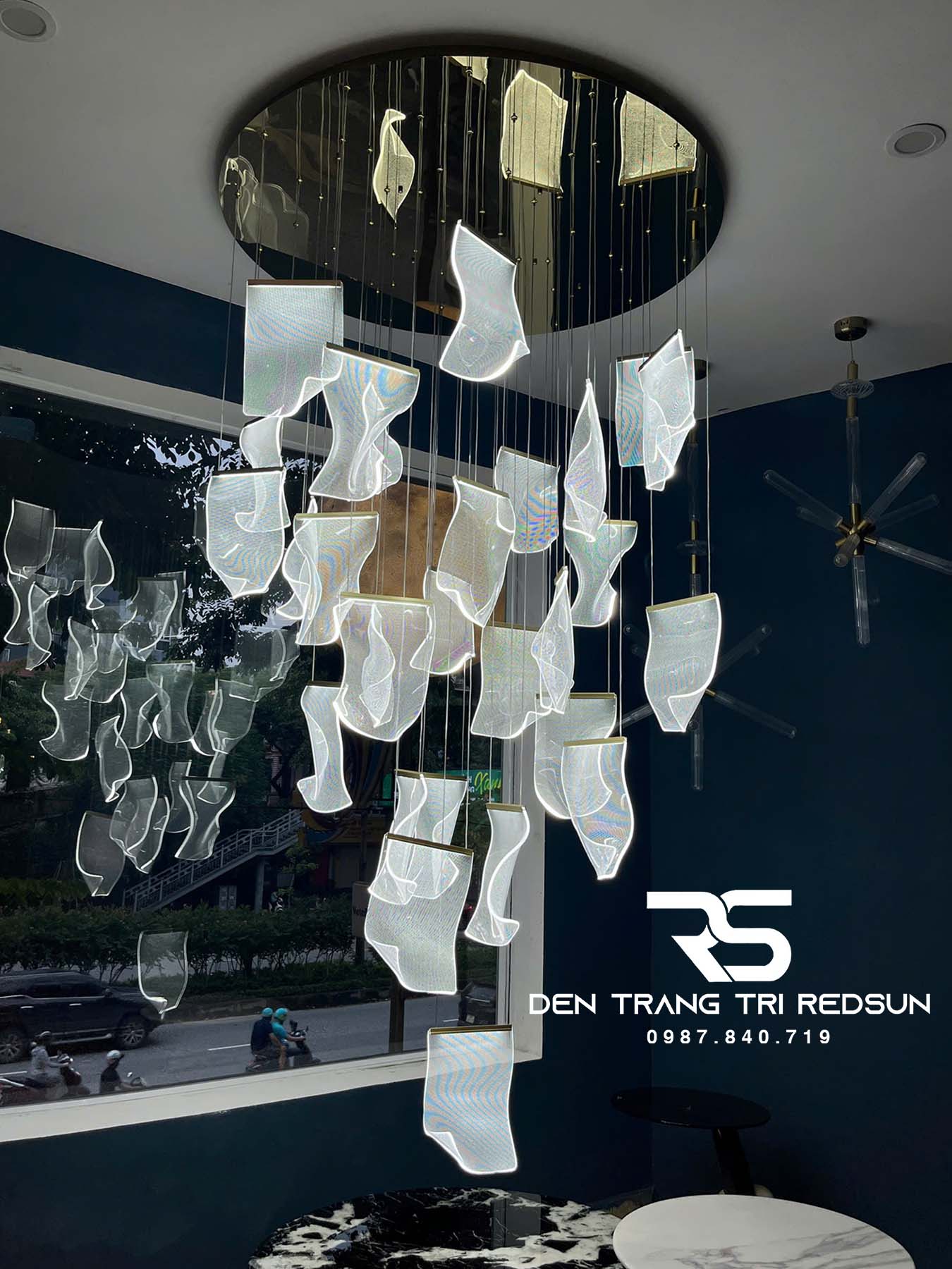 den-chum-hien-dai-lap-thong-tang-sanh-khach-san-thac-nuoc-phong-cach-bac-au-ma05444c-028-2-4g