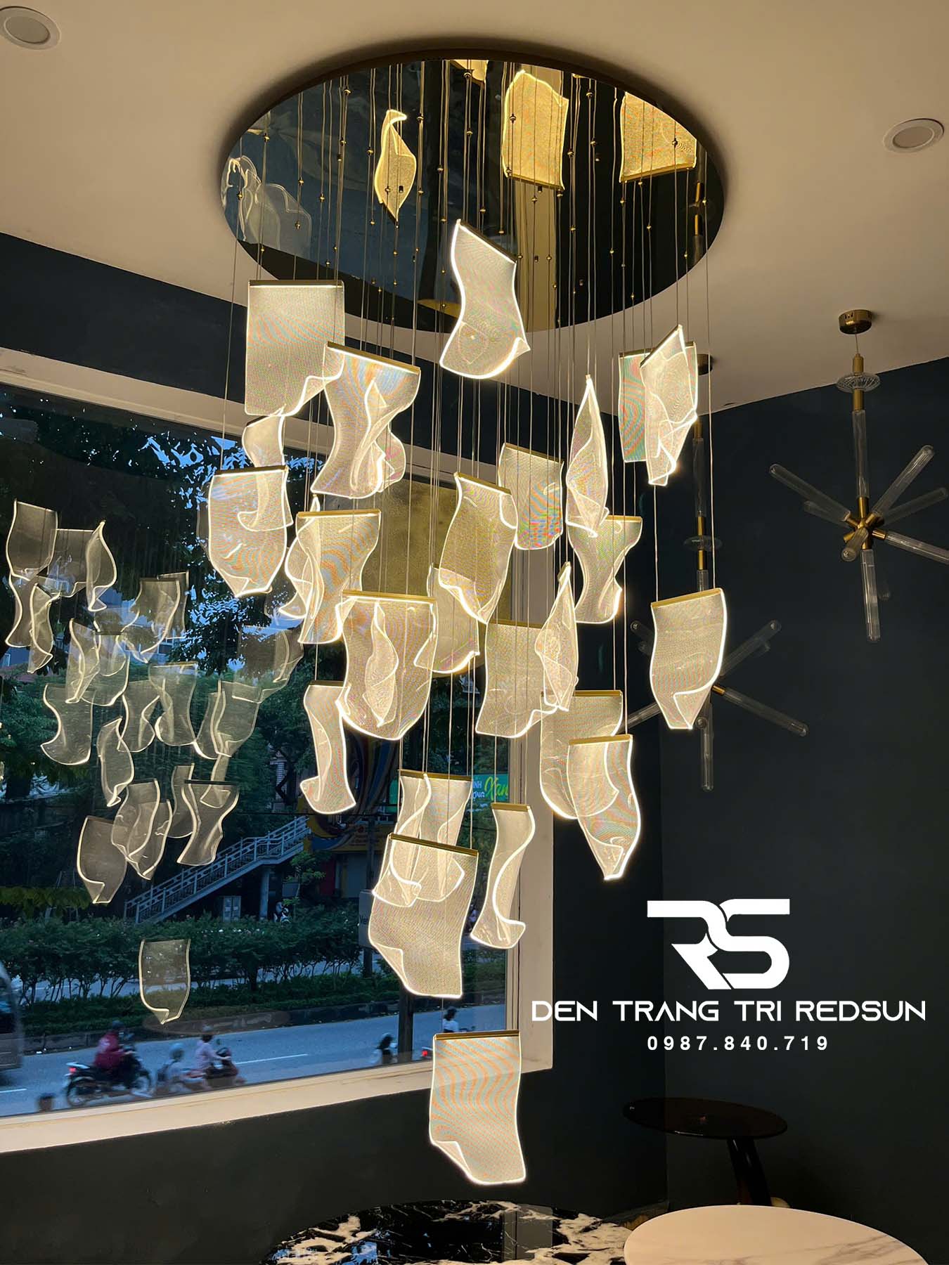 den-chum-hien-dai-lap-thong-tang-sanh-khach-san-thac-nuoc-phong-cach-bac-au-ma05444c-028-2-4g