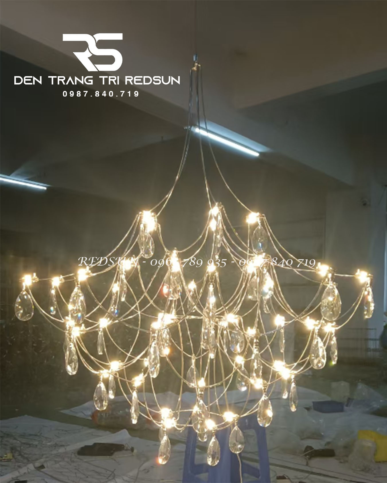 den-chum-mang-nhen-lap-phong-khach-phong-an-biet-thu-phong-cach-hien-dai-dc-t121