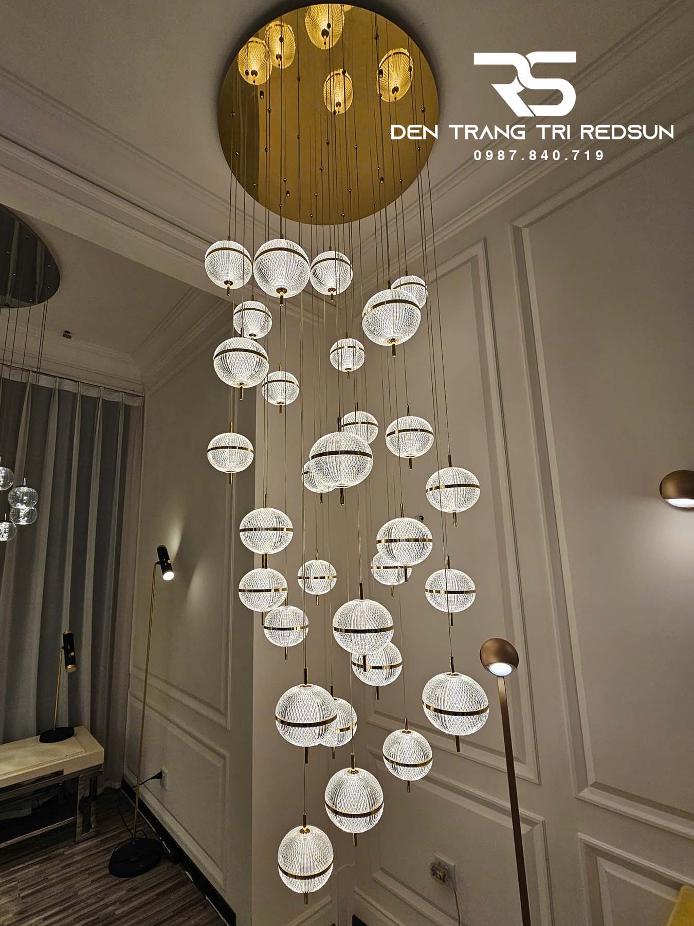 den-chum-hien-dai-lap-thong-tang-phong-khach-cau-thang-phong-cach-bac-au-cau-kim-cuong-ma05786p-030