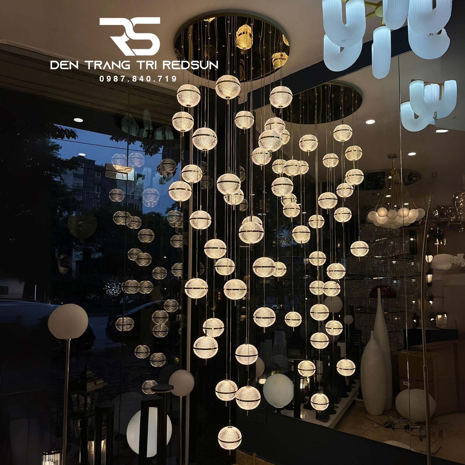 den-chum-hien-dai-lap-thong-tang-phong-khach-cau-thang-phong-cach-bac-au-cau-kim-cuong-ma05786p-030