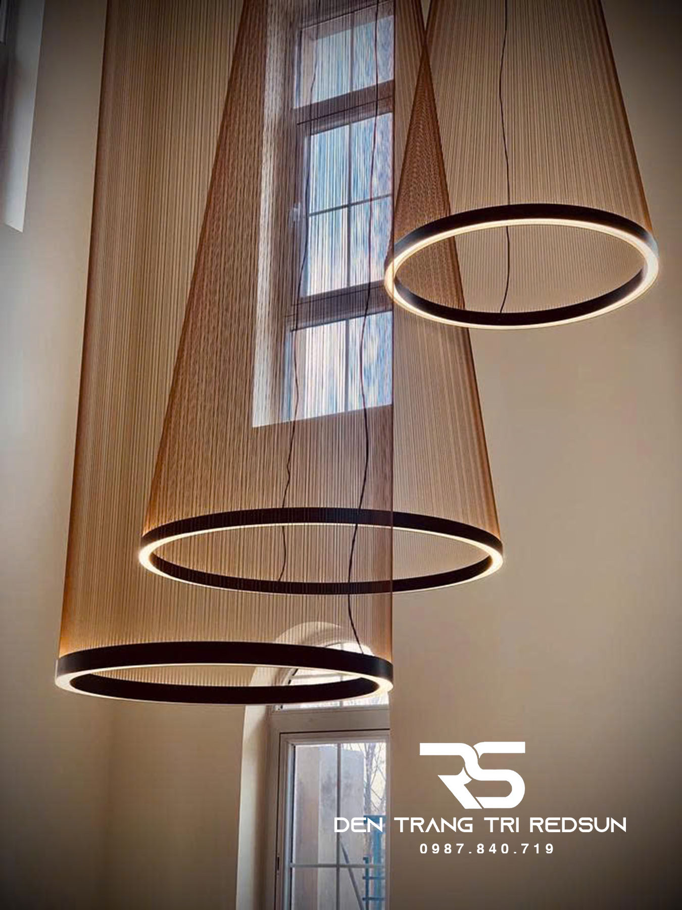 den-long-tha-bac-au-hien-dai-lap-phong-khach-thong-tang-cau-thang-dang-hinh-non-dc-t115-dang-a