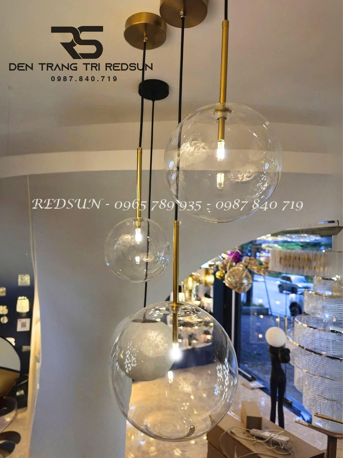 den-tha-tran-hien-dai-lap-ban-an-quan-ca-phe-choa-thuy-tinh-phong-cach-bac-au-cdt-t069