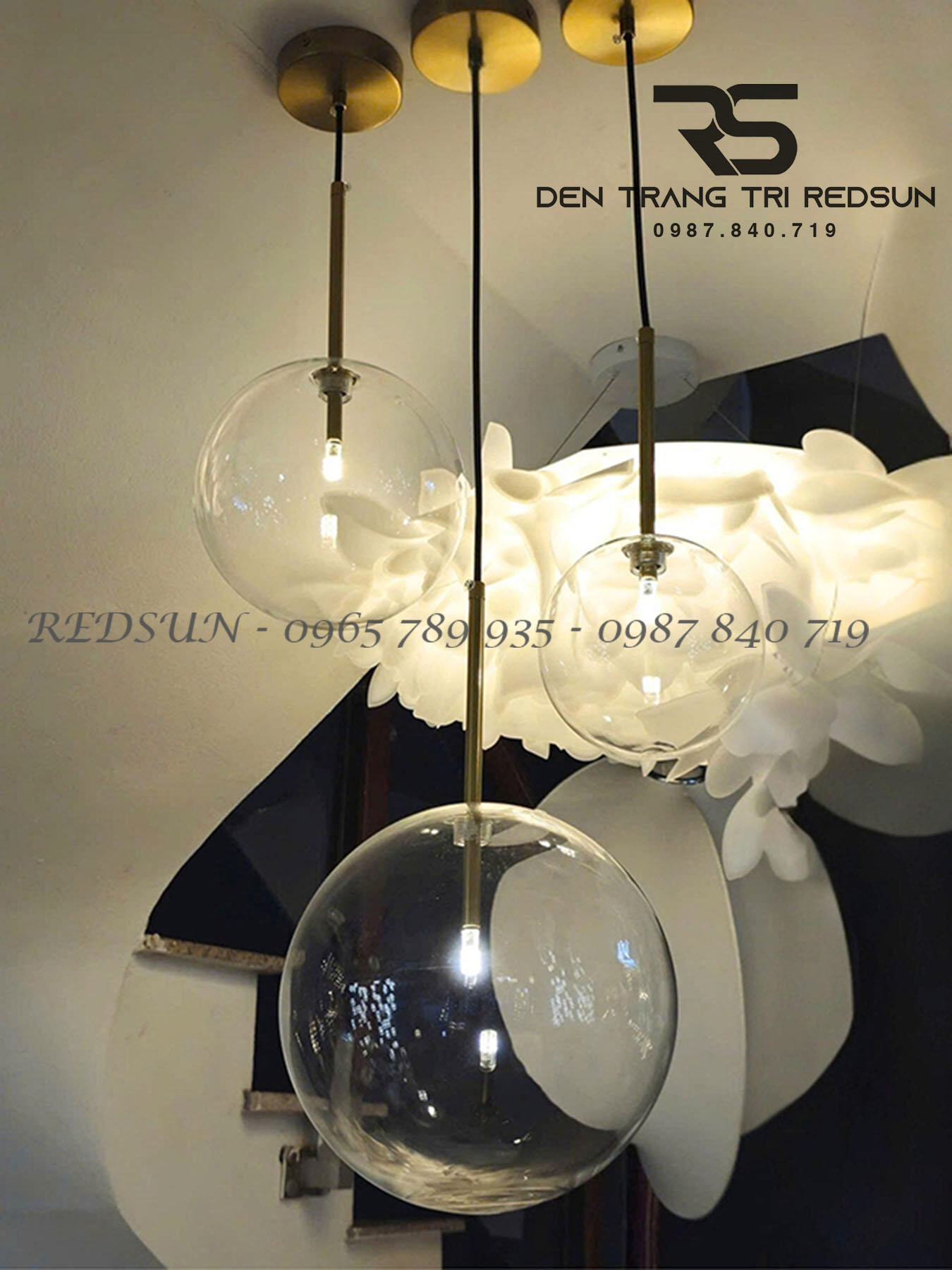 den-tha-tran-hien-dai-lap-ban-an-quan-ca-phe-choa-thuy-tinh-phong-cach-bac-au-cdt-t069