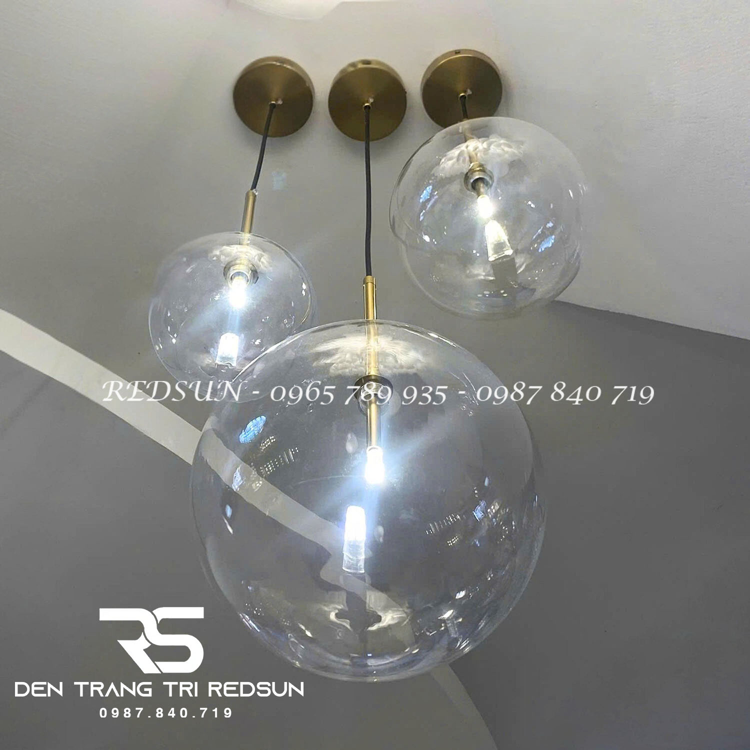 den-tha-tran-hien-dai-lap-ban-an-quan-ca-phe-choa-thuy-tinh-phong-cach-bac-au-cdt-t069