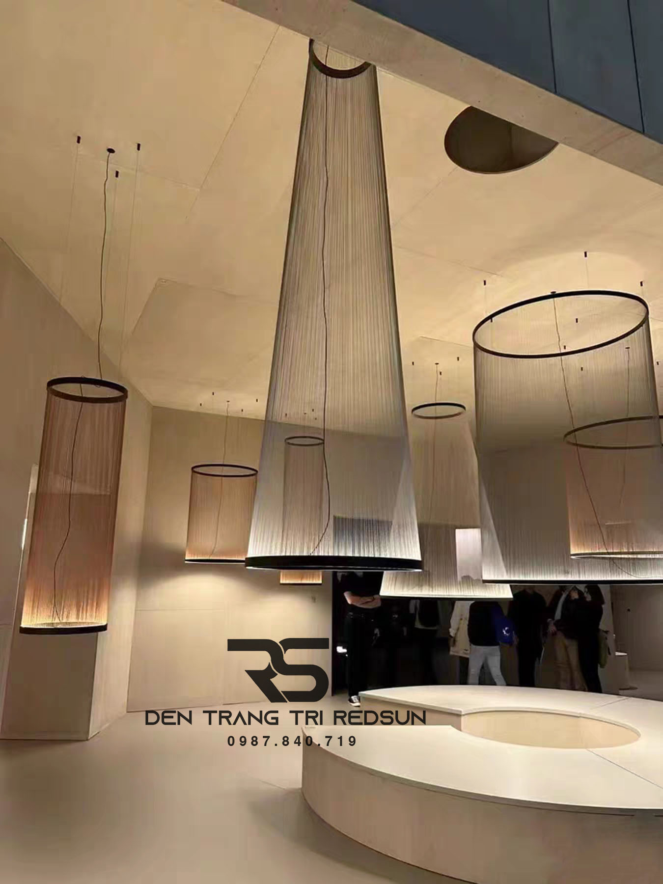 den-long-tha-bac-au-hien-dai-lap-phong-khach-thong-tang-cau-thang-dang-hinh-non-dc-t115-dang-a