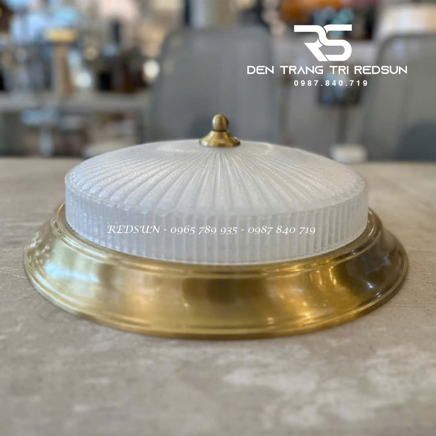 den-mam-op-tran-ban-cong-hanh-lang-cau-thang-phong-cach-hien-dai-ot-025