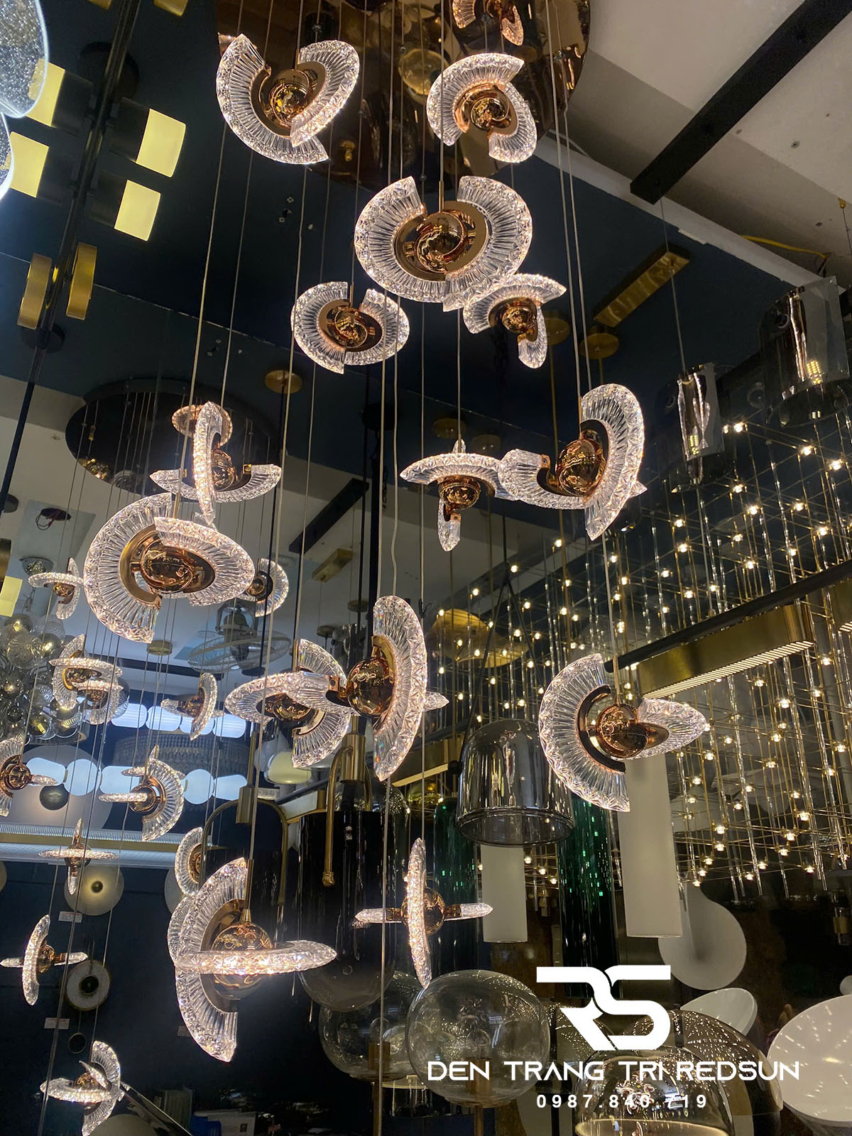 den-tha-tran-hien-dai-lap-thong-tang-cau-thang-phong-khach-ban-an-chat-lieu-acrylic-htk072