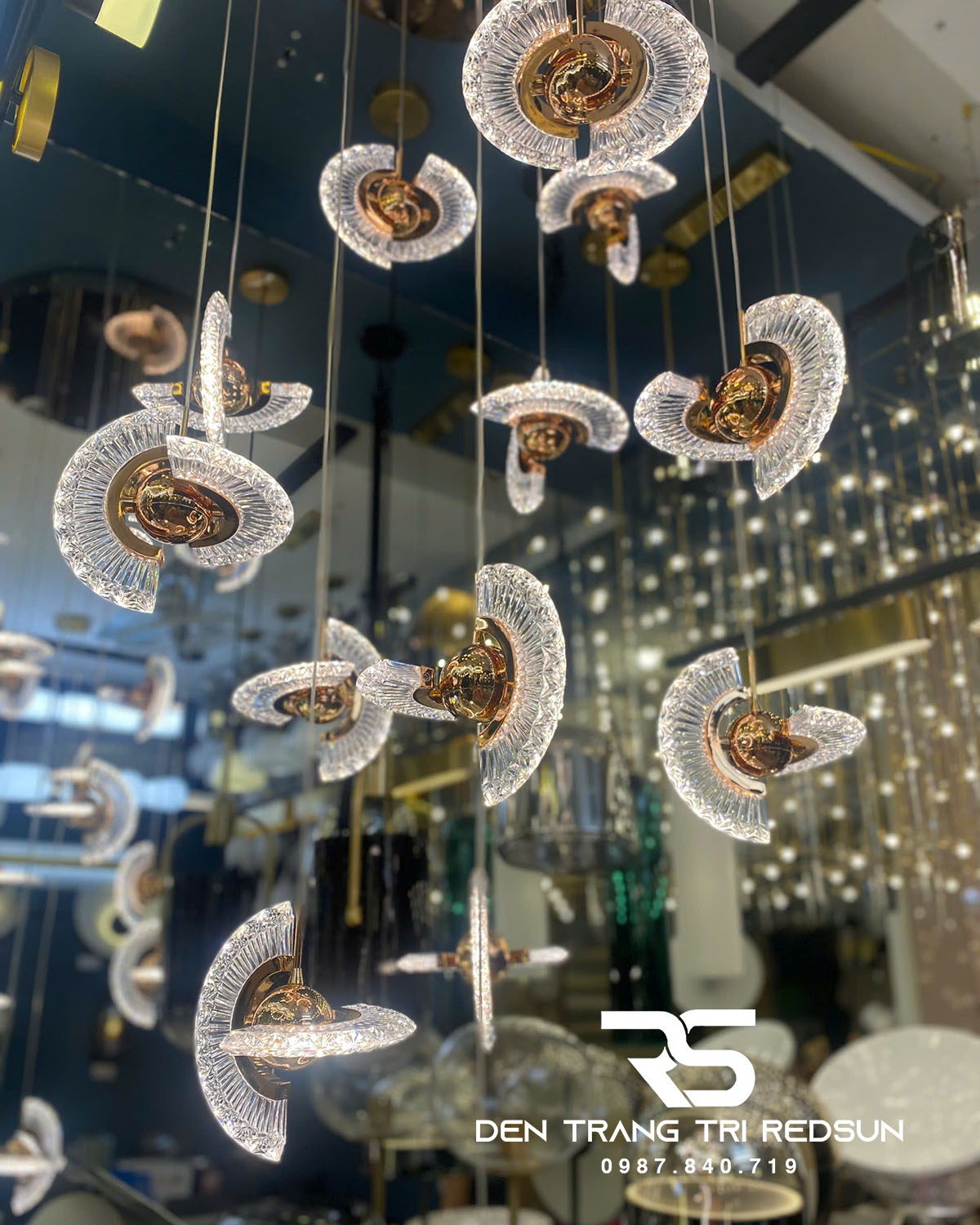 den-tha-tran-hien-dai-lap-thong-tang-cau-thang-phong-khach-ban-an-chat-lieu-acrylic-htk072