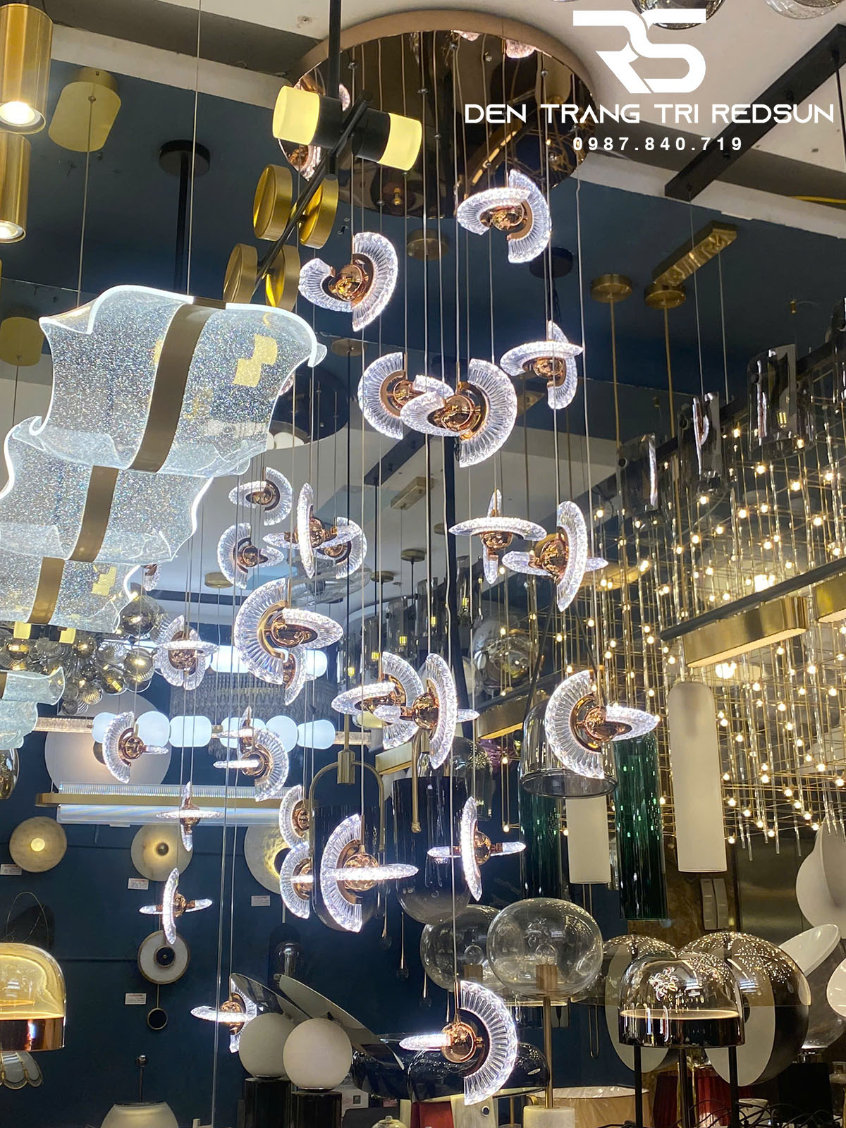 den-tha-tran-hien-dai-lap-thong-tang-cau-thang-phong-khach-ban-an-chat-lieu-acrylic-htk072