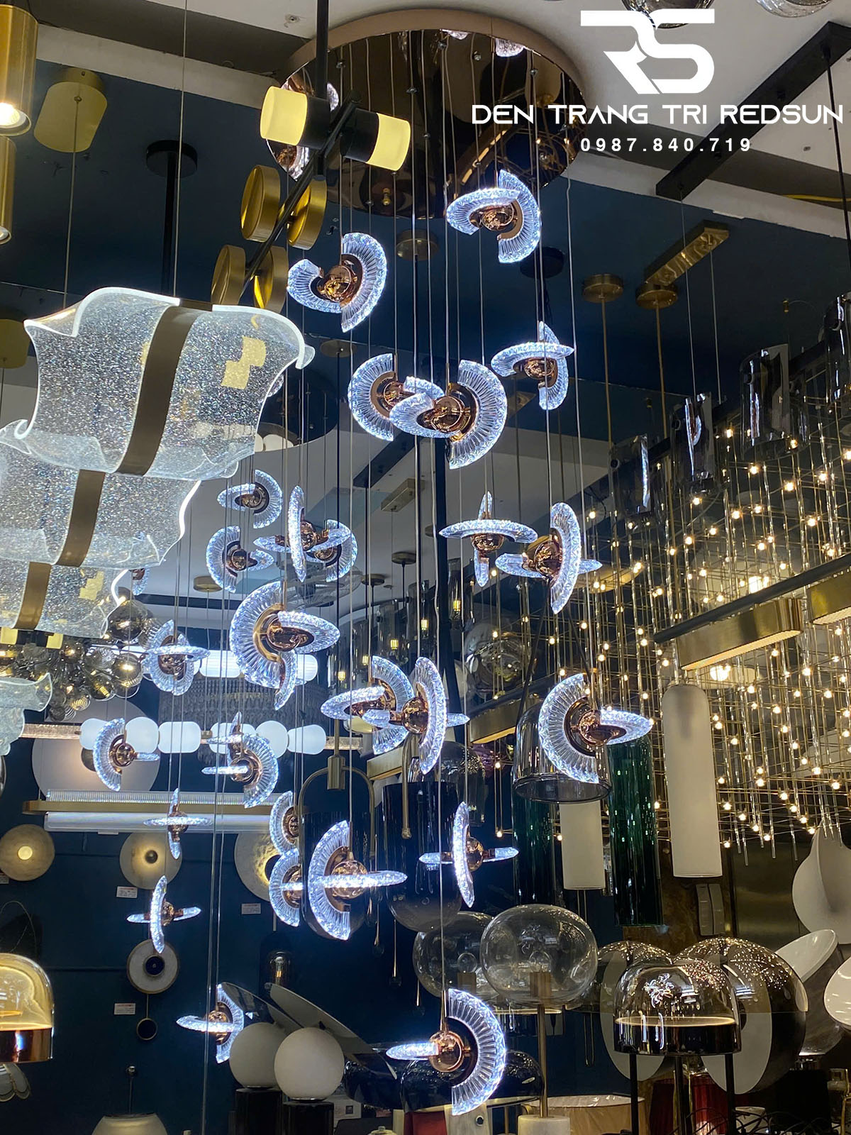 den-tha-tran-hien-dai-lap-thong-tang-cau-thang-phong-khach-ban-an-chat-lieu-acrylic-htk072