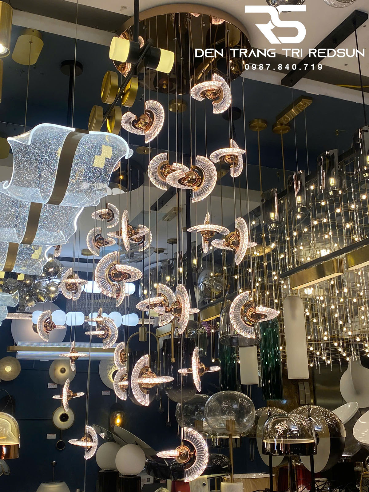 den-tha-tran-hien-dai-lap-thong-tang-cau-thang-phong-khach-ban-an-chat-lieu-acrylic-htk072