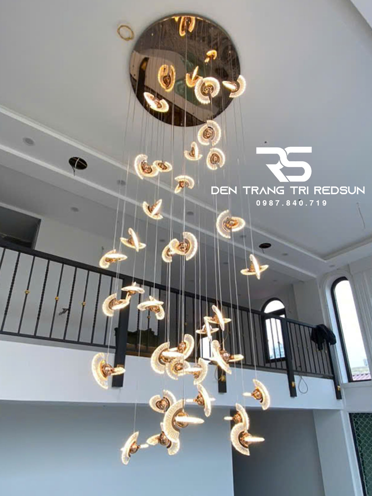 den-tha-tran-hien-dai-lap-thong-tang-cau-thang-phong-khach-ban-an-chat-lieu-acrylic-htk072