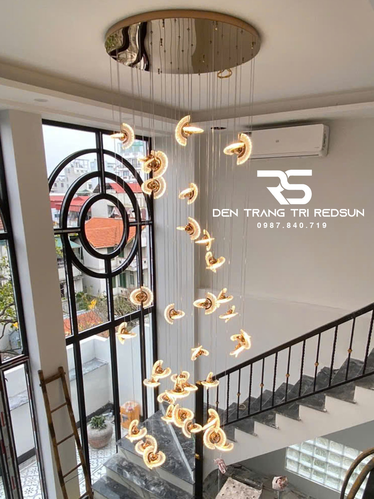 den-tha-tran-hien-dai-lap-thong-tang-cau-thang-phong-khach-ban-an-chat-lieu-acrylic-htk072